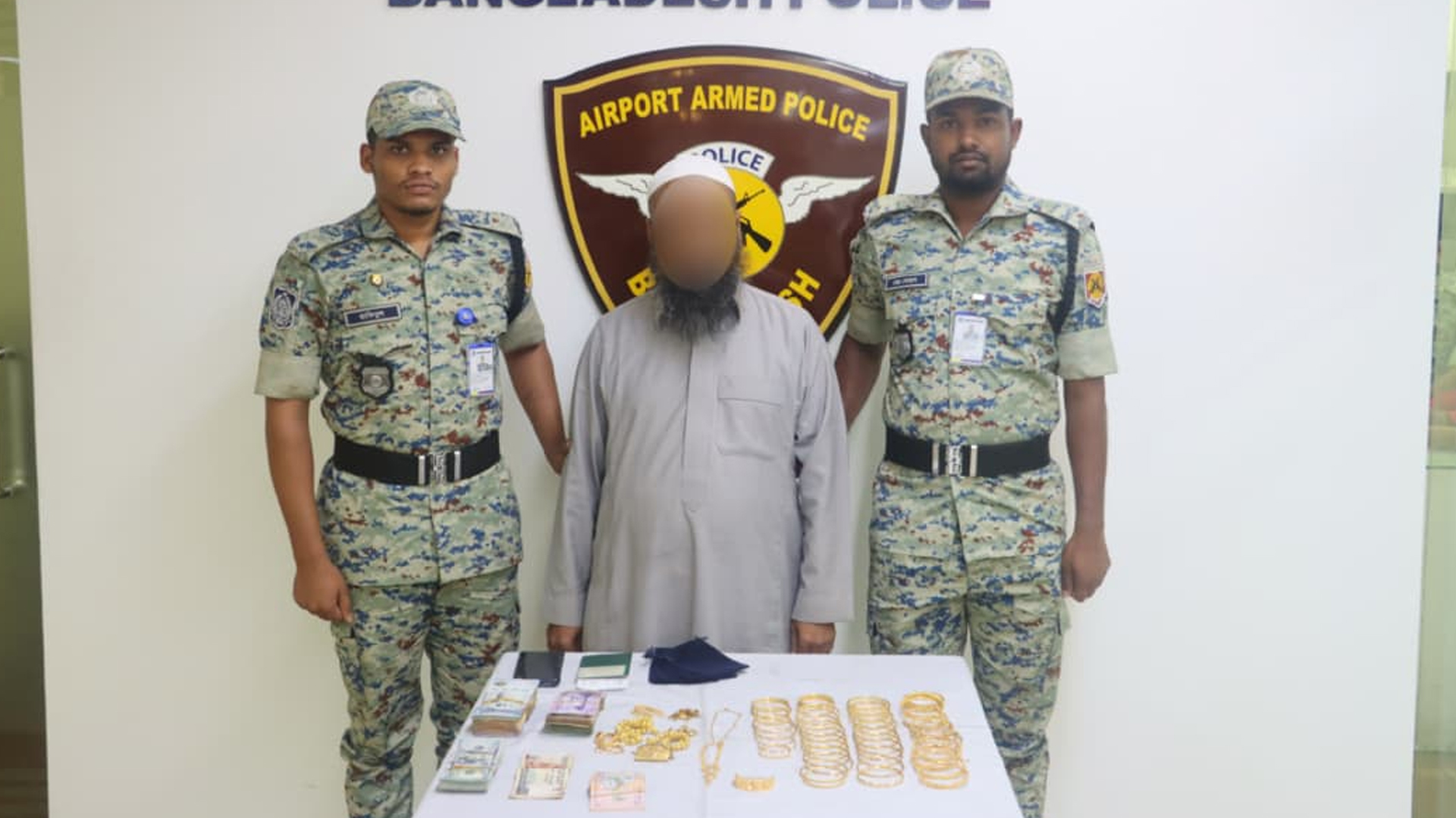 শাহজালালে ৪৩ ভরি স্বর্ণালংকার ও বিপুল পরিমাণ বৈদেশিক মুদ্রাসহ আটক ১