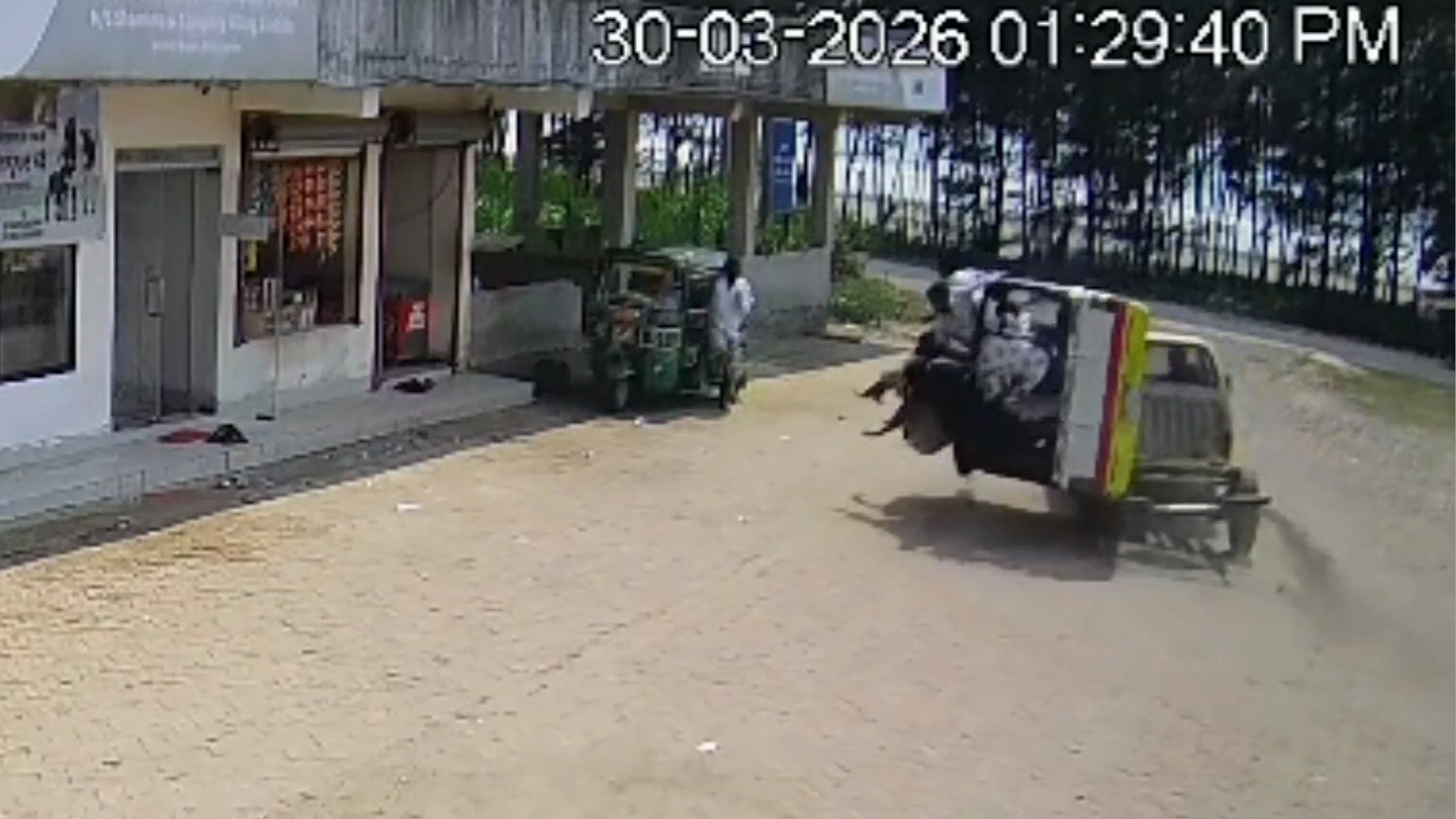 মেরিন ড্রাইভে চলন্ত জিপের বডি ছিটকে ৮ পর্যটক আহত