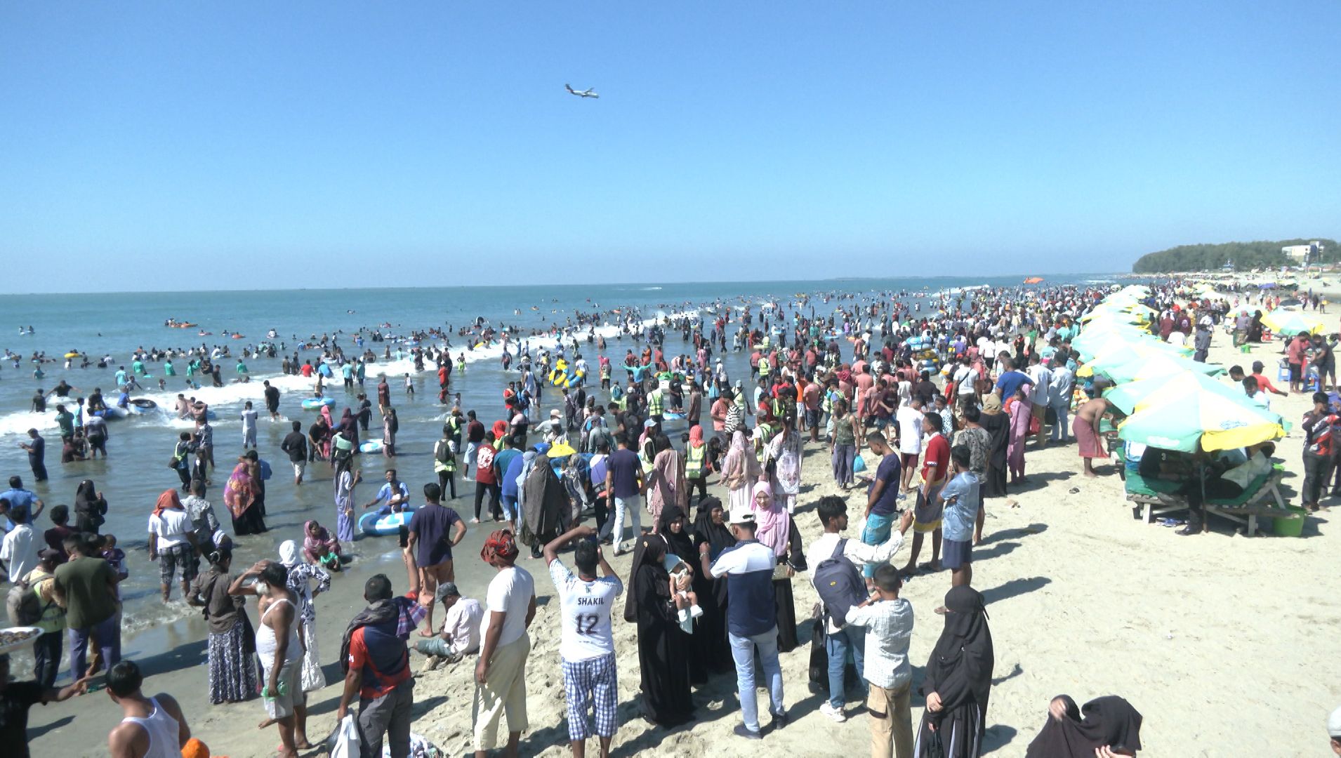 শীতের শান্ত সাগরে ভ্রমণপিপাসুদের উৎসবের আমেজ