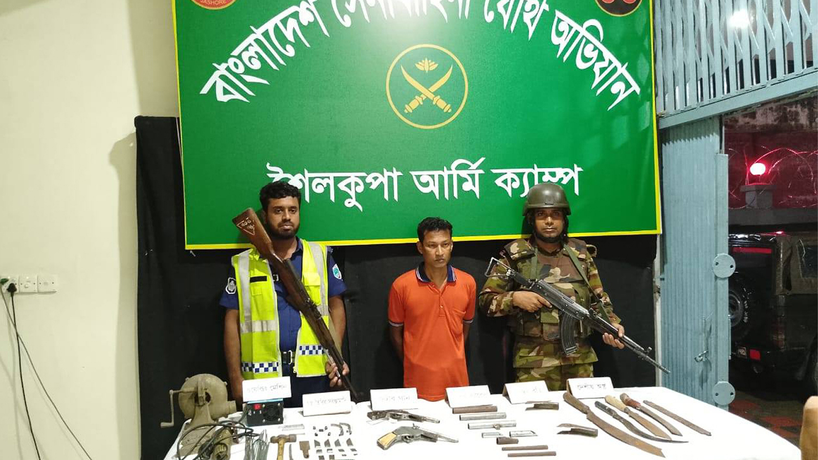 শৈলকুপায় সেনা অভিযানে অস্ত্রসহ যুবক আটক