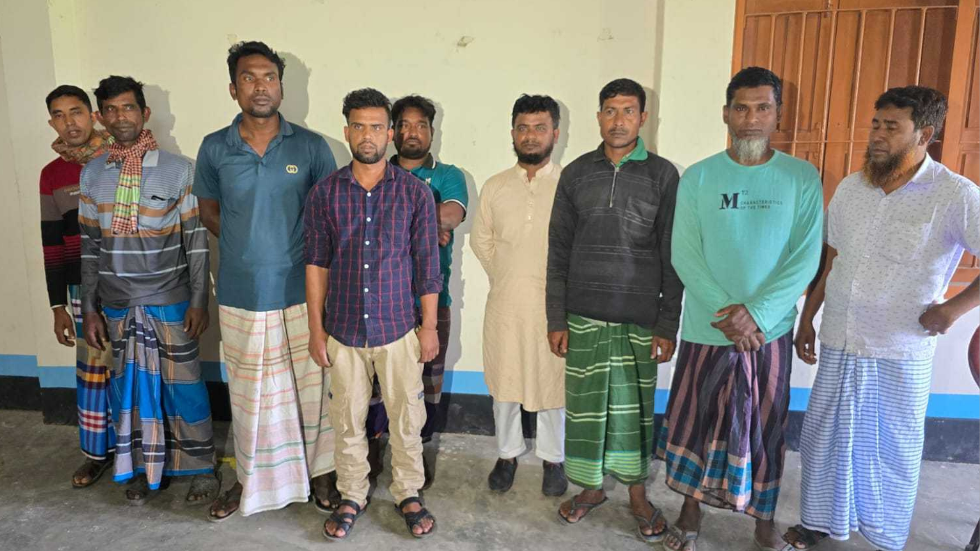 কালোবাজারে বিক্রির সময় ১৫ ড্রাম পেট্রোলসহ আটক ১১