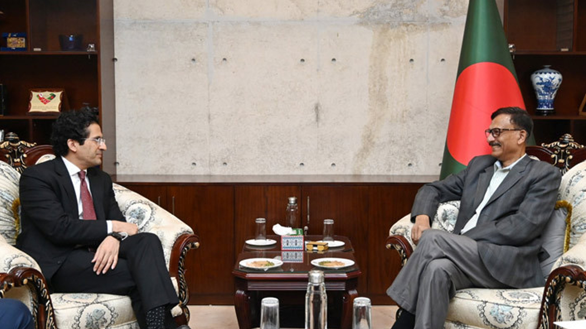 পররাষ্ট্র উপদেষ্টার সঙ্গে পাকিস্তানের পেট্রোলিয়াম মন্ত্রীর সাক্ষাৎ