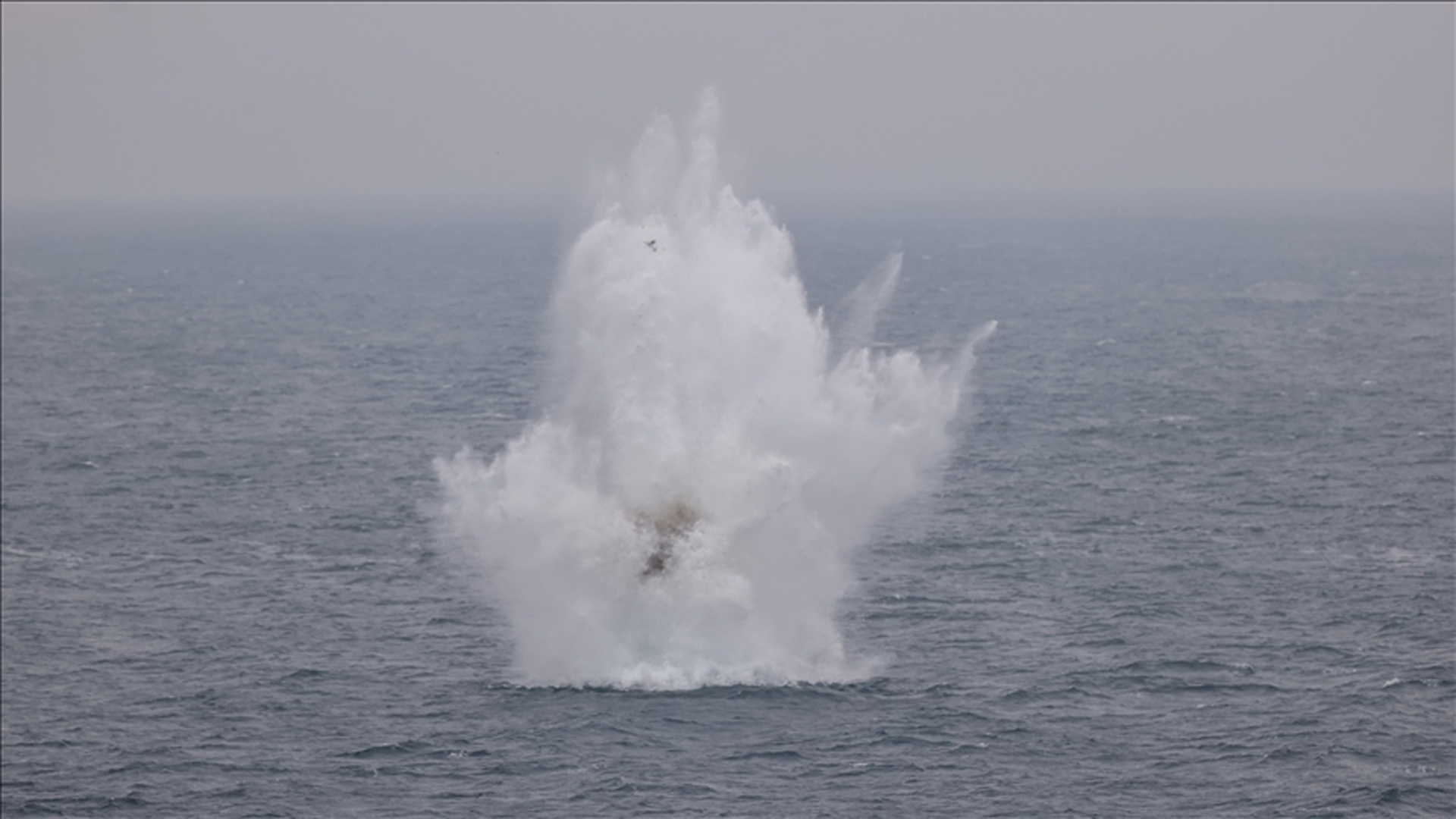এবার পারস্য উপসাগরে মাইন পাতার হুমকি ইরানের