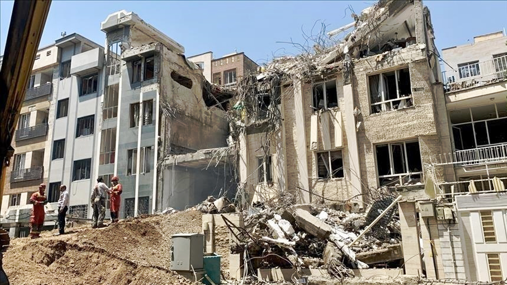 ইরানে আবাসিক এলাকায় মার্কিন-ইসরাইলি হামলায় নিহত ৬