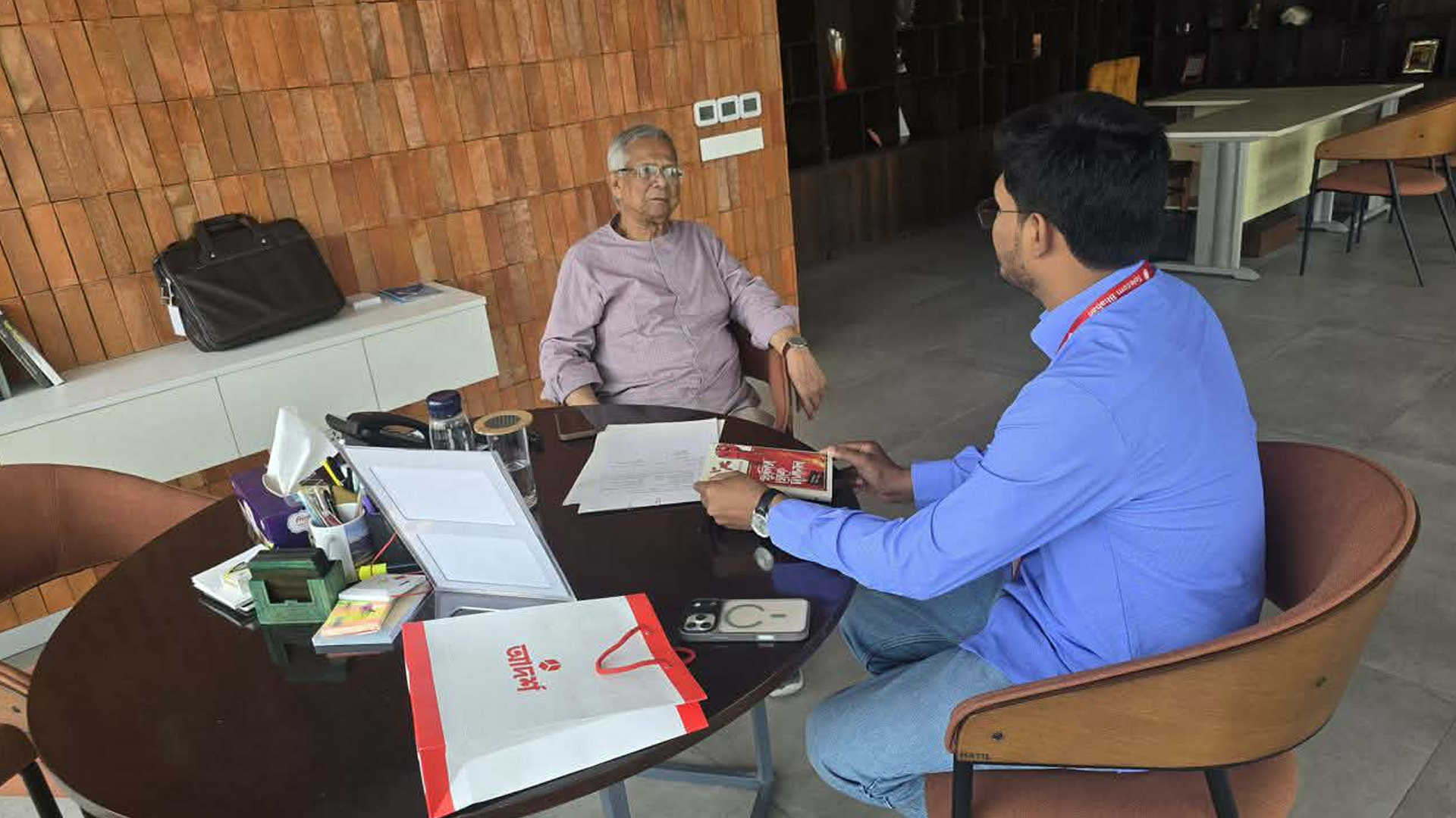 ড. ইউনূসের সঙ্গে সাক্ষাৎ, নিজের লেখা বই উপহার দিলেন আবিদুল ইসলাম