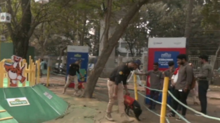 বোমা হামলার হুমকি, বাংলা একাডেমি এলাকায় পুলিশের ত...