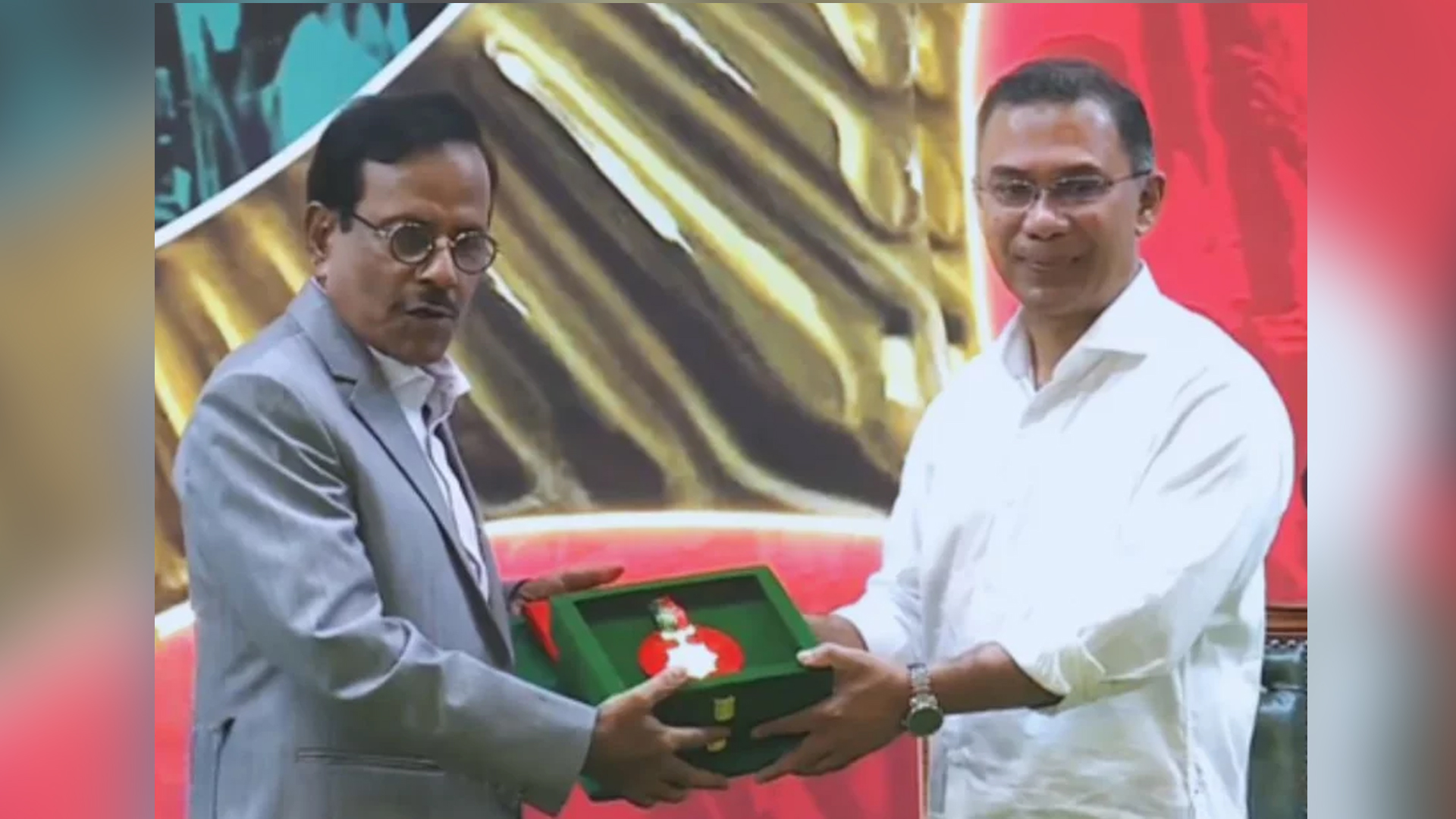 স্বাধীনতা পুরস্কার গ্রহণ করলেন হানিফ সংকেত