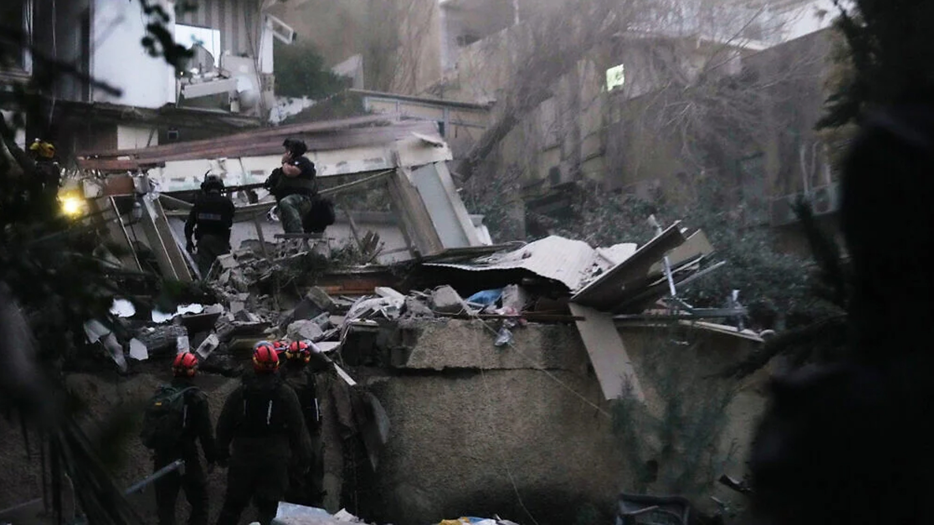 ইসরাইলে দফায় দফায় ক্ষেপণাস্ত্র হামলা, ধ্বংসস্তূপ থেকে দুই মরদেহ উদ্ধার