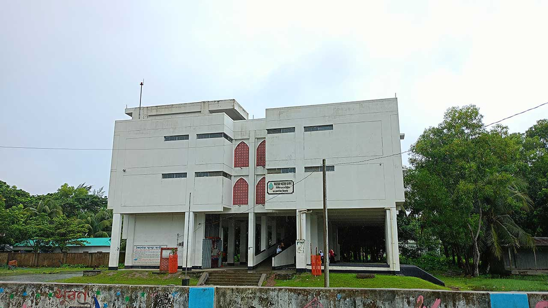 নোয়াখালীতে প্রবল বর্ষণে মাধ্যমিক বিদ্যালয়ের ক্লাস ও পরীক্ষা স্থগিত