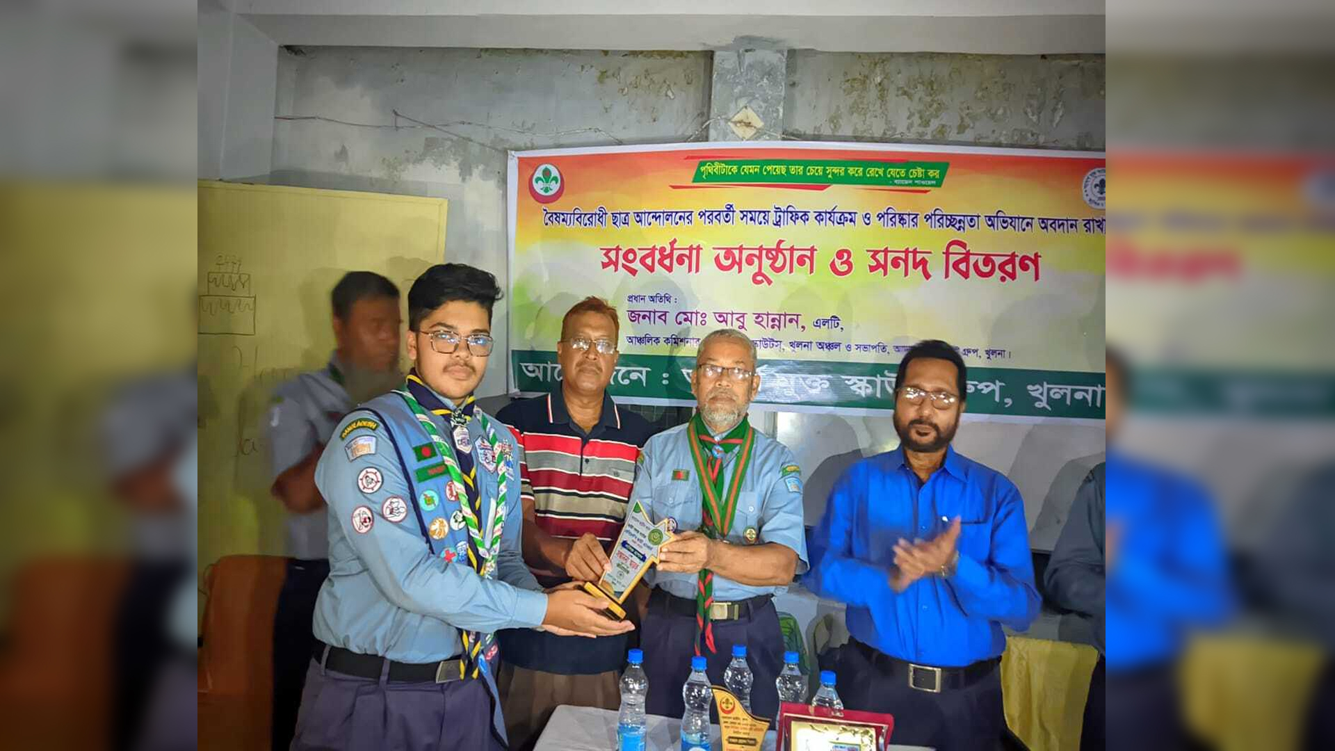 ট্রাফিক কার্যক্রমে অবদান রাখায় খুলনায় ৩০ শিক্ষার্থীকে সংবর্ধনা