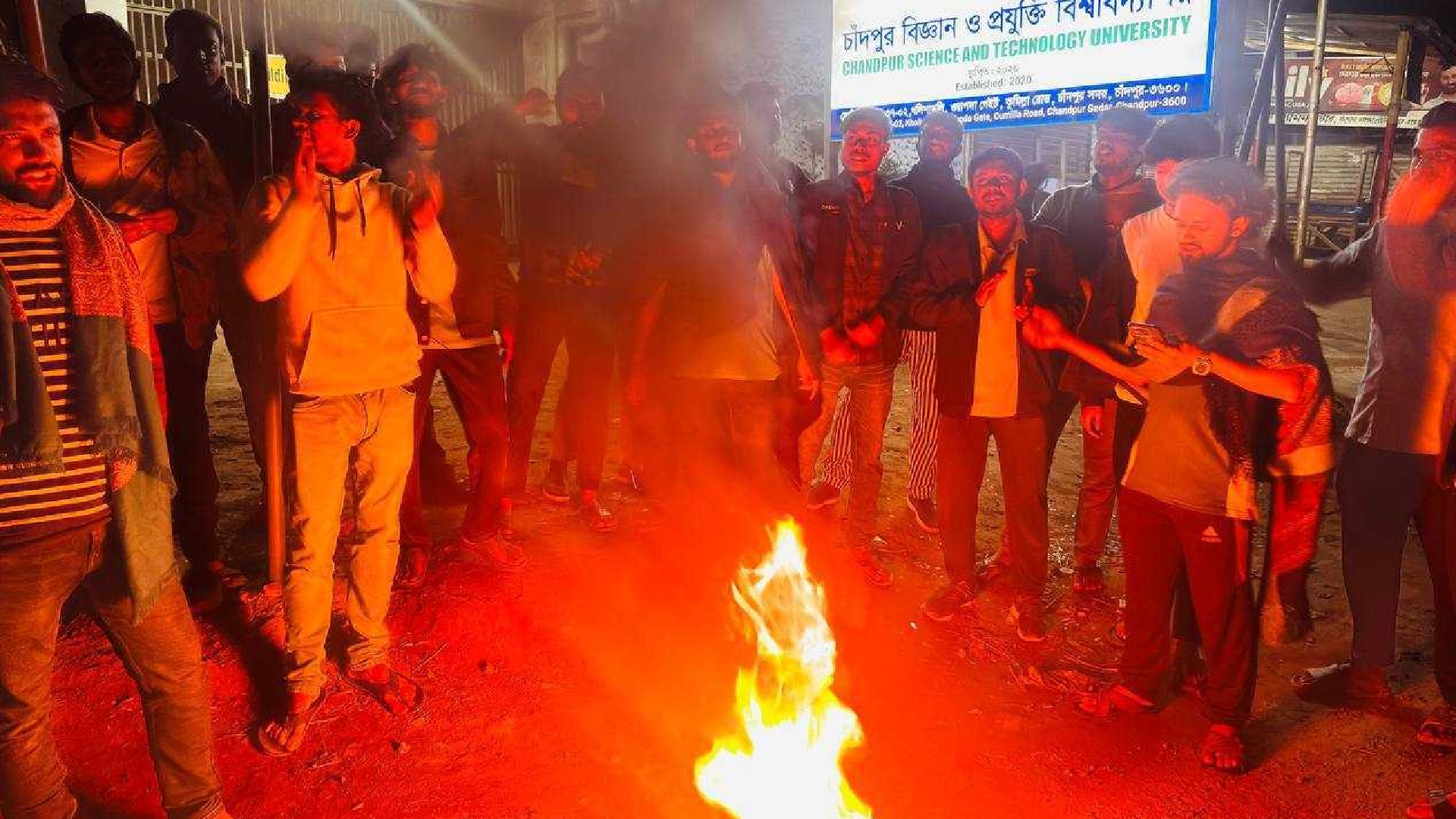 হাদির মৃত্যু: রাতভর চাঁদপুর বিশ্ববিদ্যালয়ের শিক্ষার্থীদের বিক্ষোভ