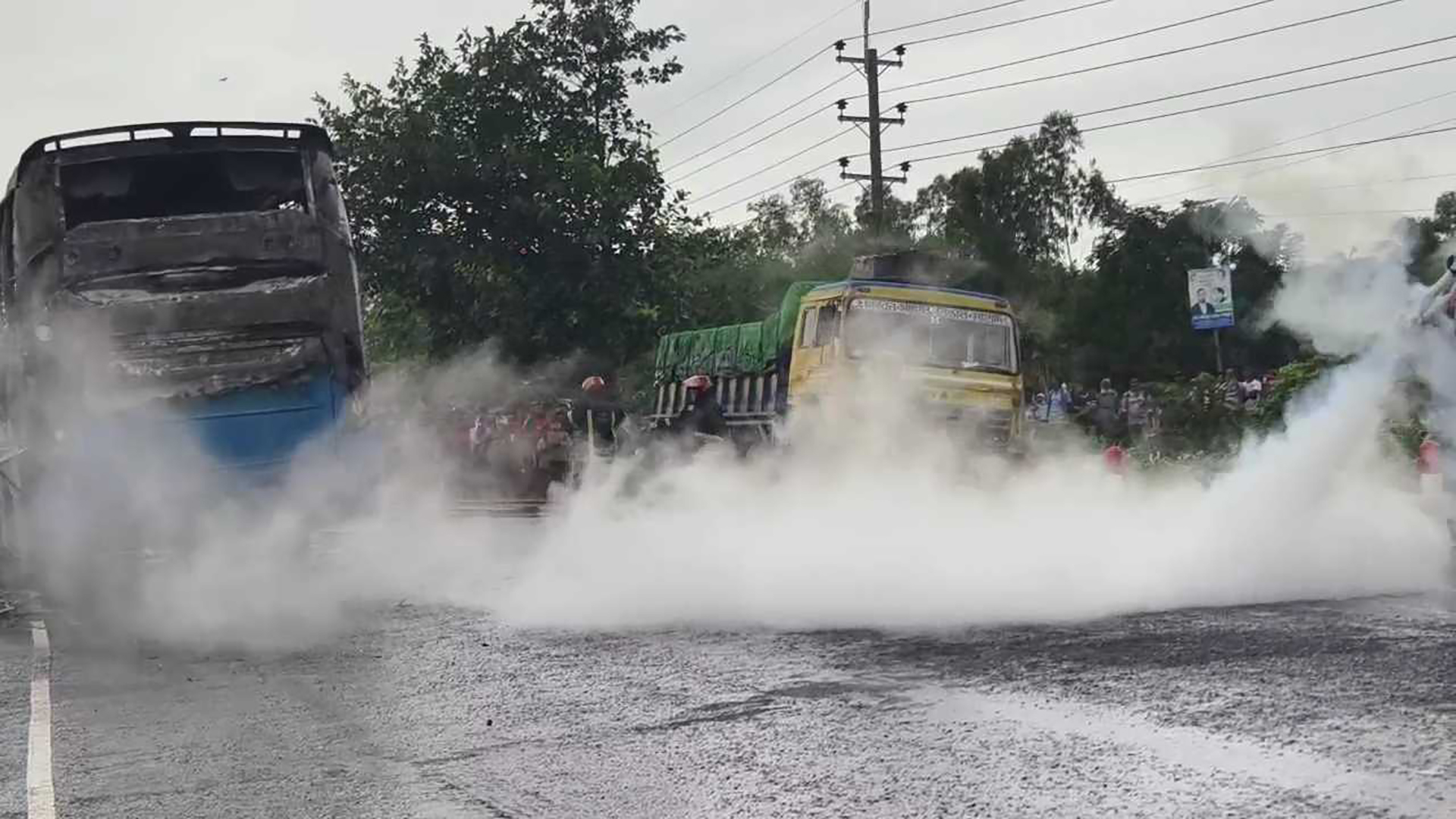 অক্সিজেনবাহী লরির সঙ্গে সংঘর্ষে বাসে জ্বলে উঠল আগুন, মালামাল পুড়ে ছাই