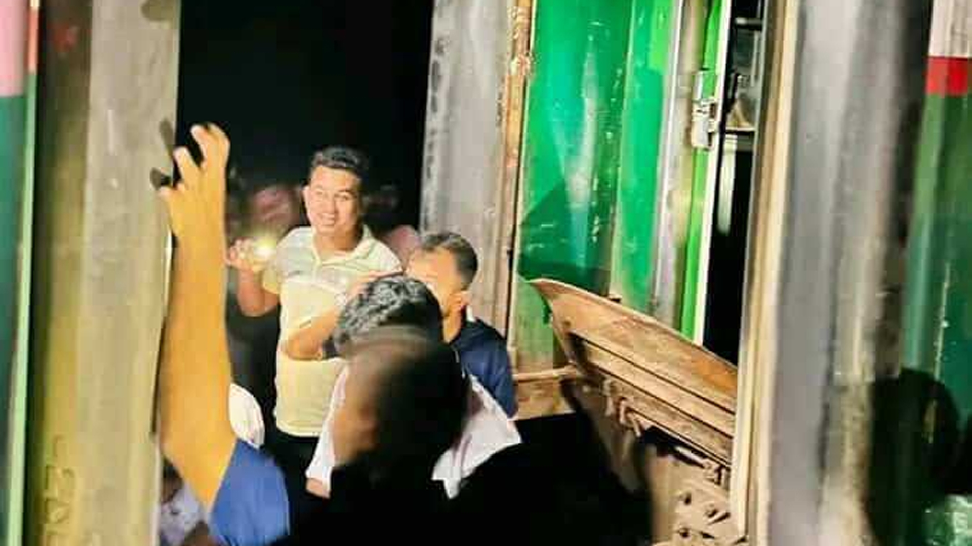 চলন্ত অবস্থায় হুক ভেঙে বগি বিচ্ছিন্ন, ফেলেই ২ কিলোমিটার ছুটলো জামালপুর এক্সপ্রেস