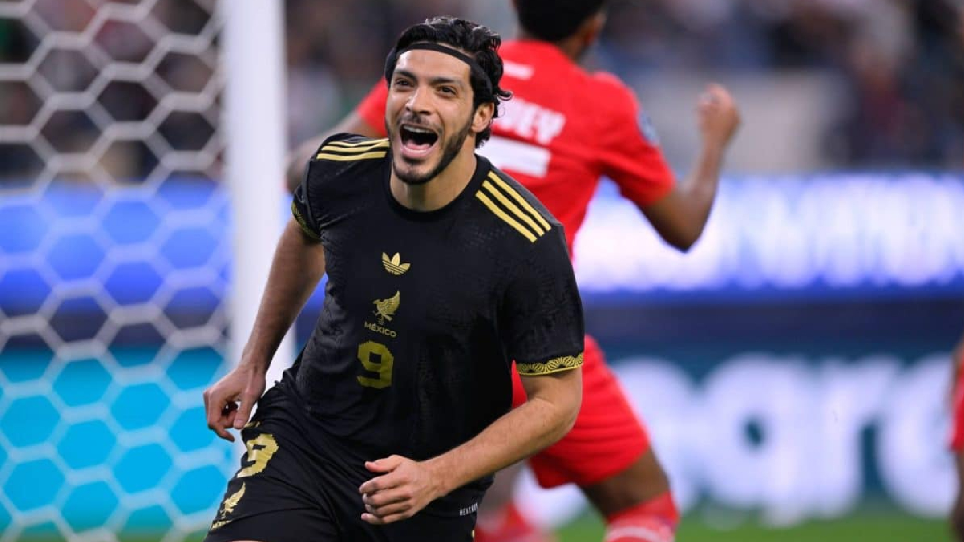 যে জায়গায় মেসি-রোনালদোর চেয়েও নিজেকে এগিয়ে রাখলেন মেক্সিকান ফুটবলার