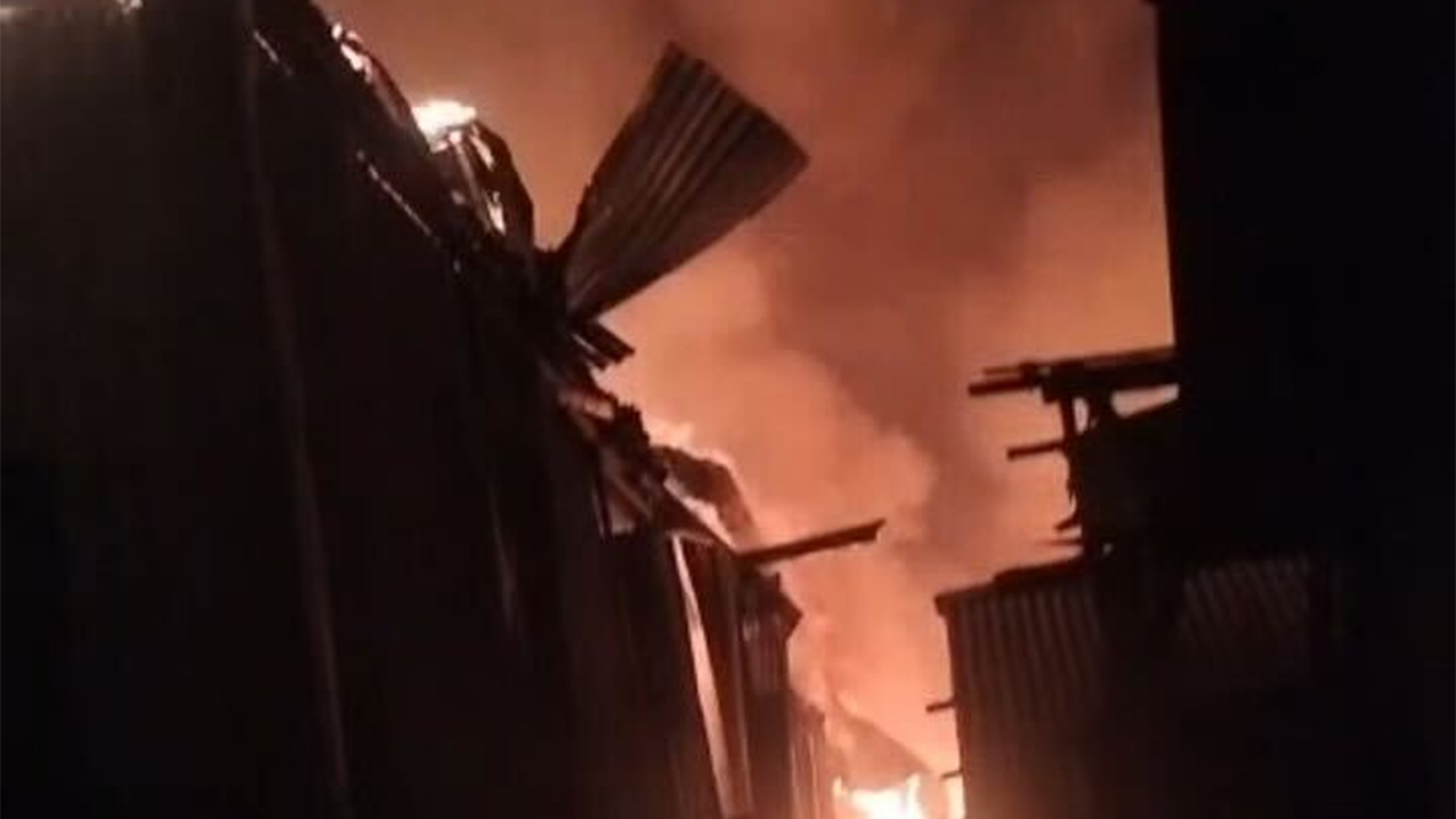 টঙ্গীতে বসতবাড়িতে ভয়াবহ আগুন, ৫ ঘর ভস্মীভূত