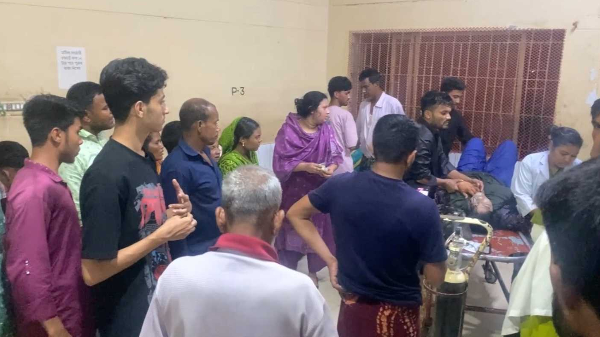 সাবেক স্বামীর ছোড়া এসিডে গুরুতর দগ্ধ নারী
