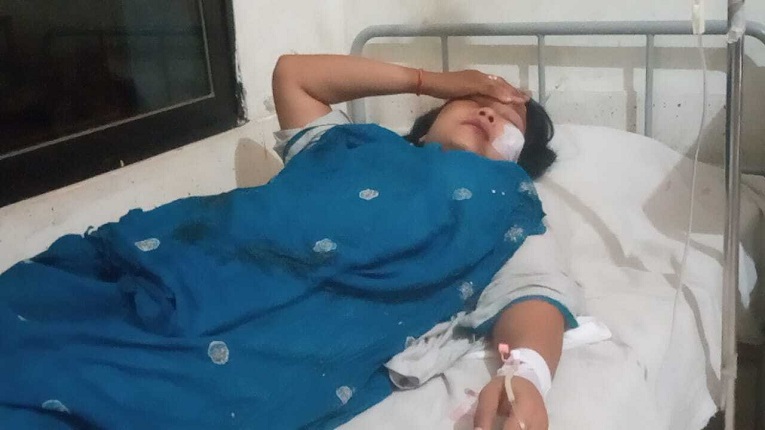 প্রধান শিক্ষিকাকে ঘুষি মারলেন শিক্ষা কর্মকর্তা