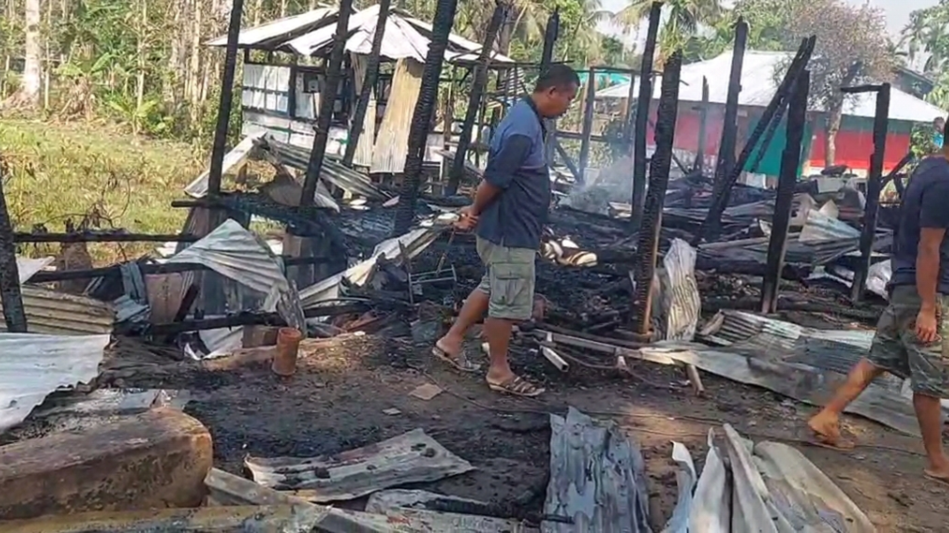 দীঘিনালায় গভীর রাতে আগুনে পুড়ল ৯টি দোকান