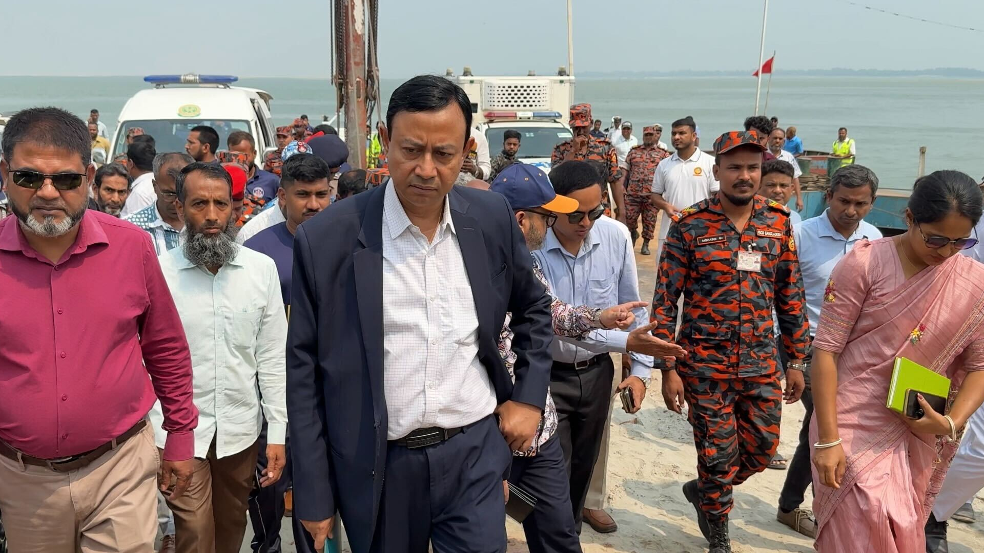 দৌলতদিয়ার ফেরি থেকে বাস পড়ে যাওয়ার ঘটনাস্থল পরিদর্শন করল মন্ত্রণালয়ের তদন্ত কমিটি