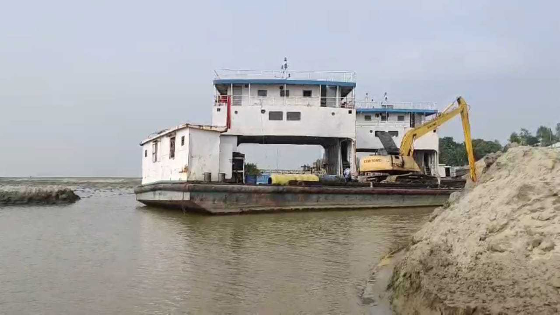 চিলমারী-রৌমারী রুটে সাড়ে ৪ মাস ধরে ফেরি চলাচল বন্ধ