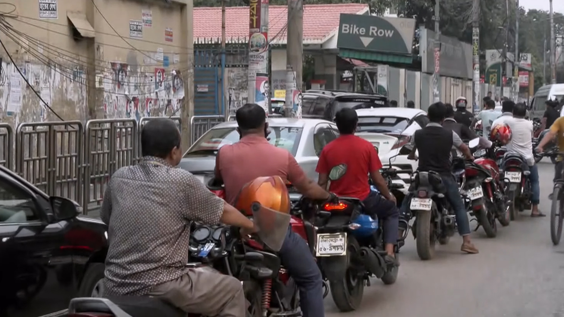 ছুটির দিনেও তেলের জন্য পাম্পে দীর্ঘ লাইন