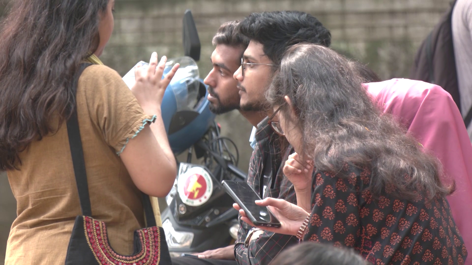 ইন্টারনেট: গ্রাহক হারাচ্ছে মোবাইল অপারেটররা, নেপথ্যে কী?