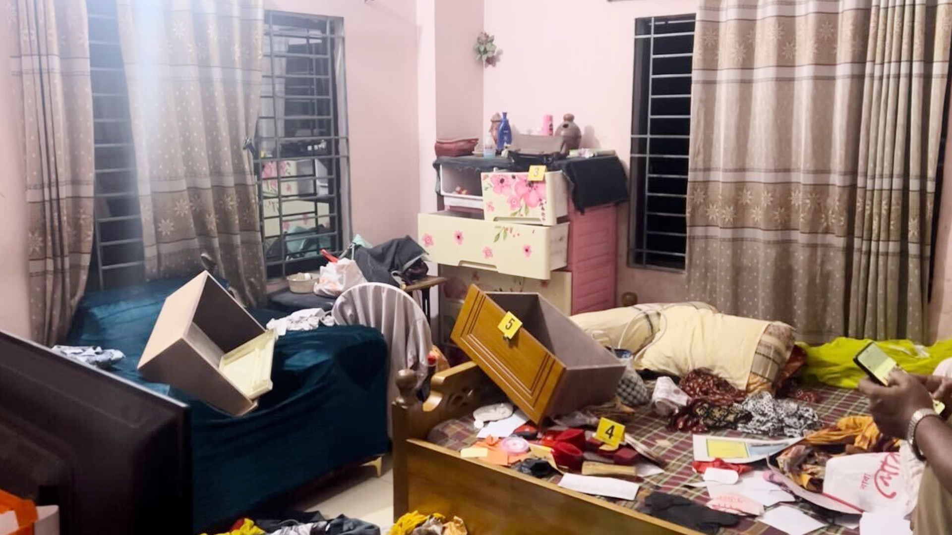 গাজীপুরে দিন দুপুরে ব্যবসায়ীর বাসায় ডাকাতি