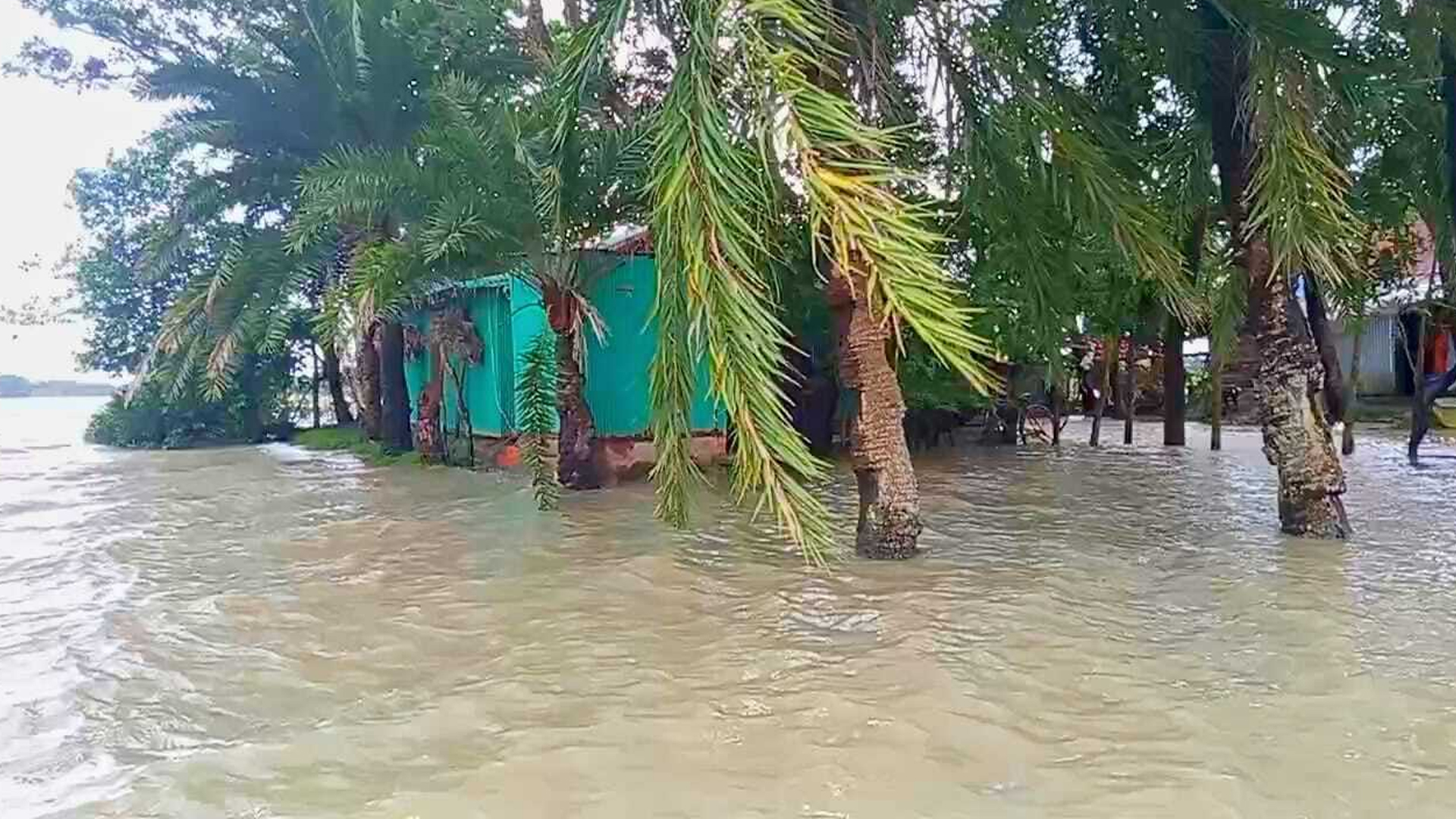 তলিয়ে গেছে হাতিয়া, ভাঙনে ঘরবাড়ি সরিয়ে নিচ্ছেন অনেকে