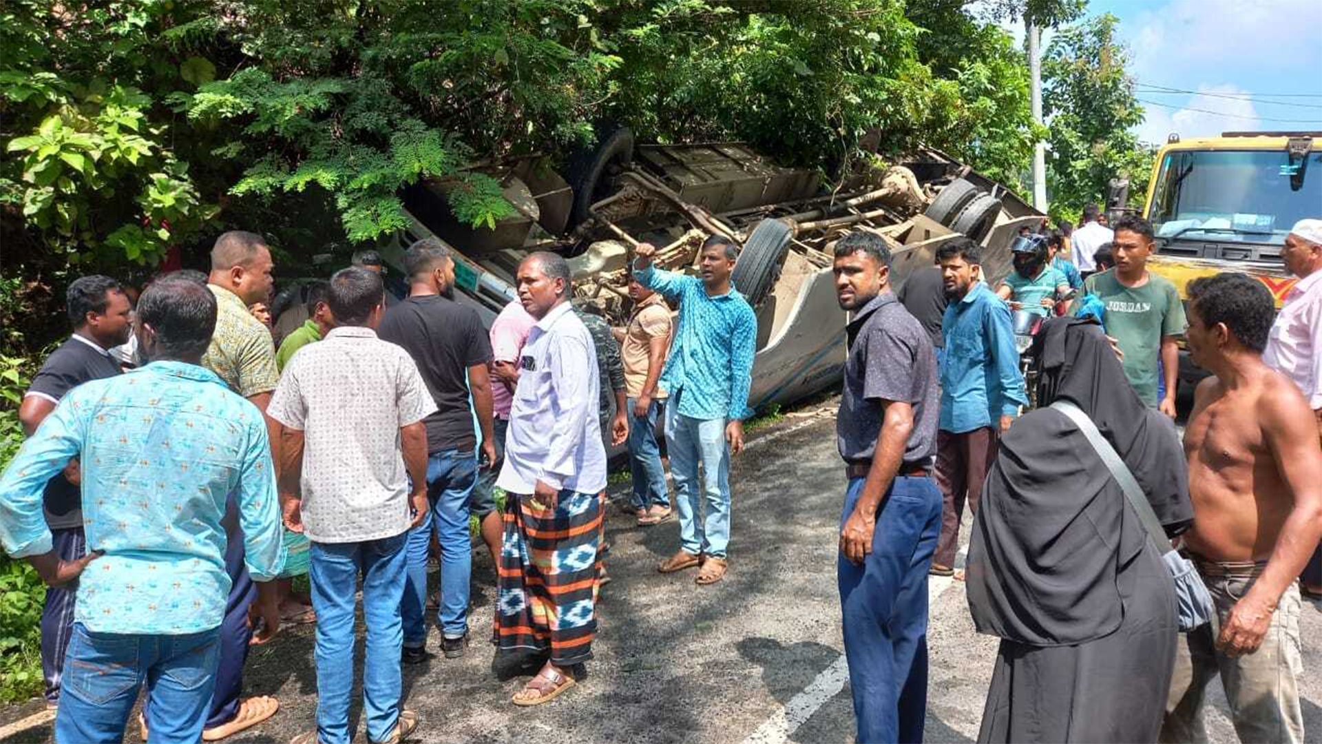 মাটিরাঙ্গায় যাত্রীবাহী বাস উল্টে নিহত ২, আহত ২০