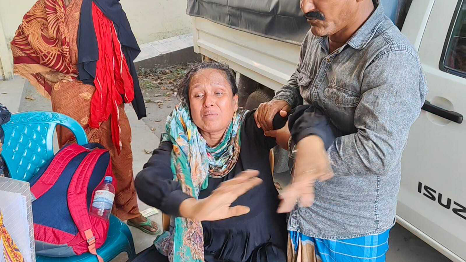 হাসপাতালে গৃহবধূর মরদেহ ফেলে পালালেন শ্বশুরবাড়ির লোকজন!