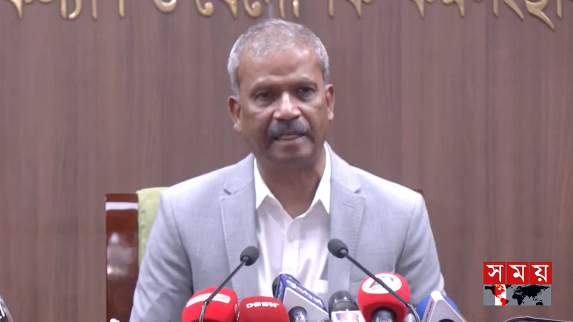 শতকোটি টাকা দুর্নীতির অভিযোগ: আসিফ নজরুলের বিরুদ্ধে দুদকে আবেদন