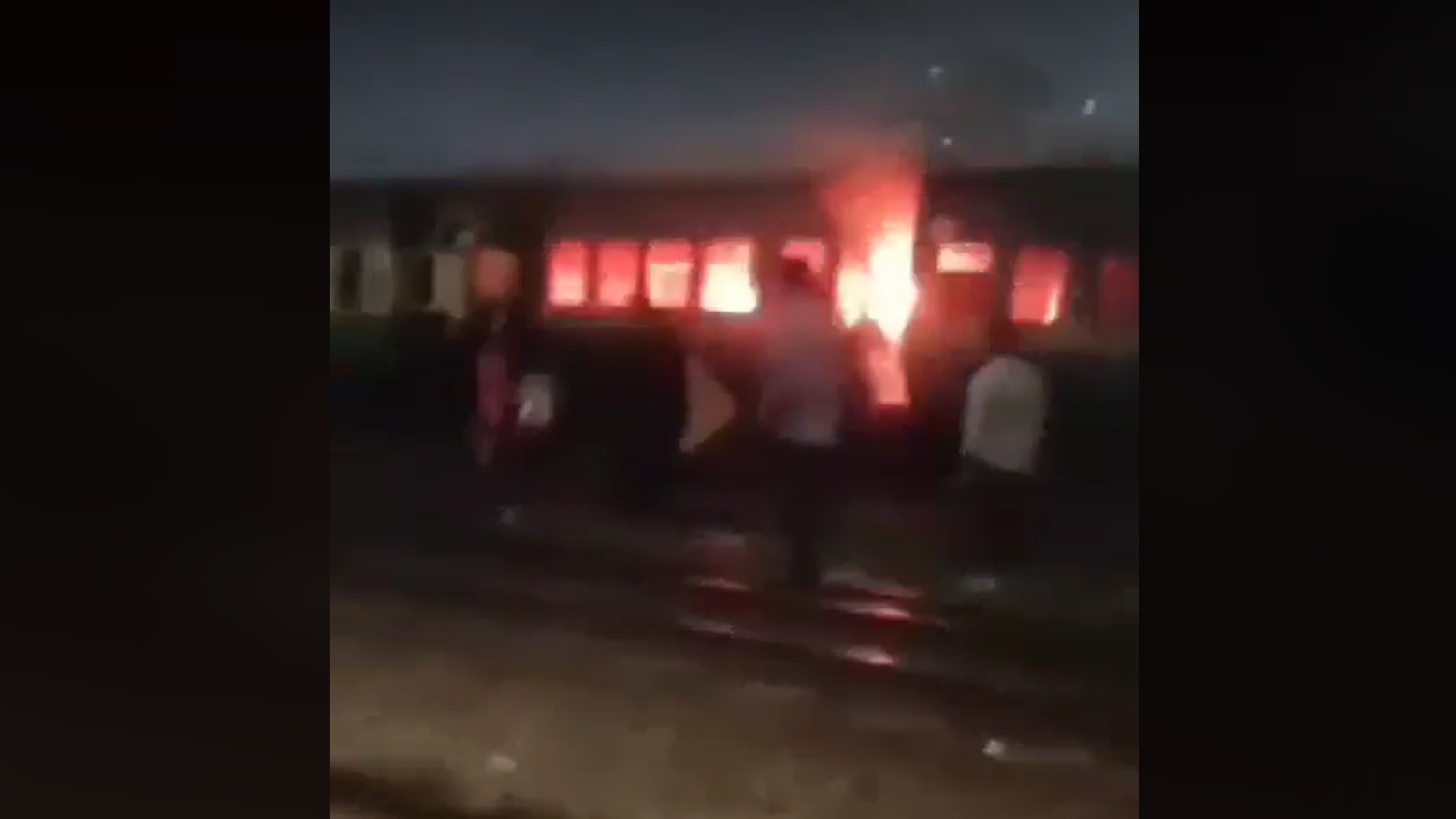 তেজগাঁওয়ে ট্রেনের কোচে আগুন