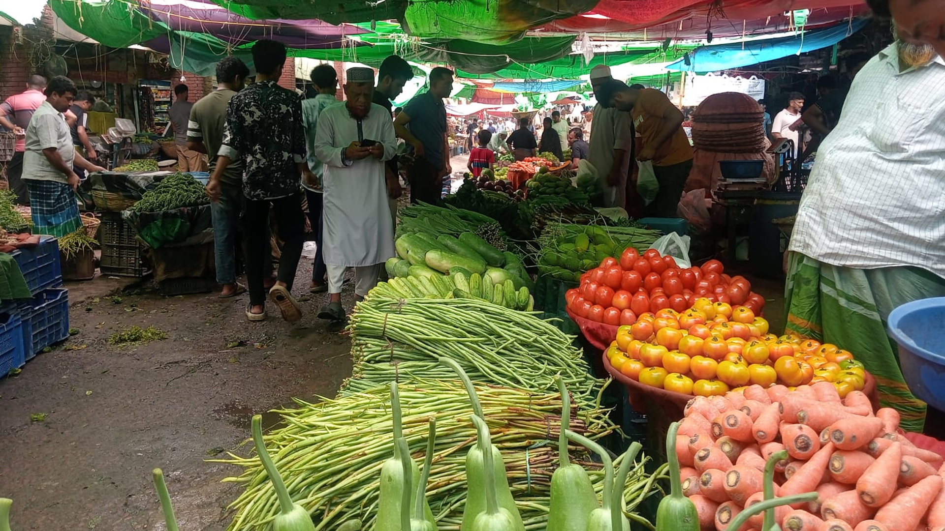 ডিম-সবজির বাজার গরম, চাল-মুরগির খবর কী?