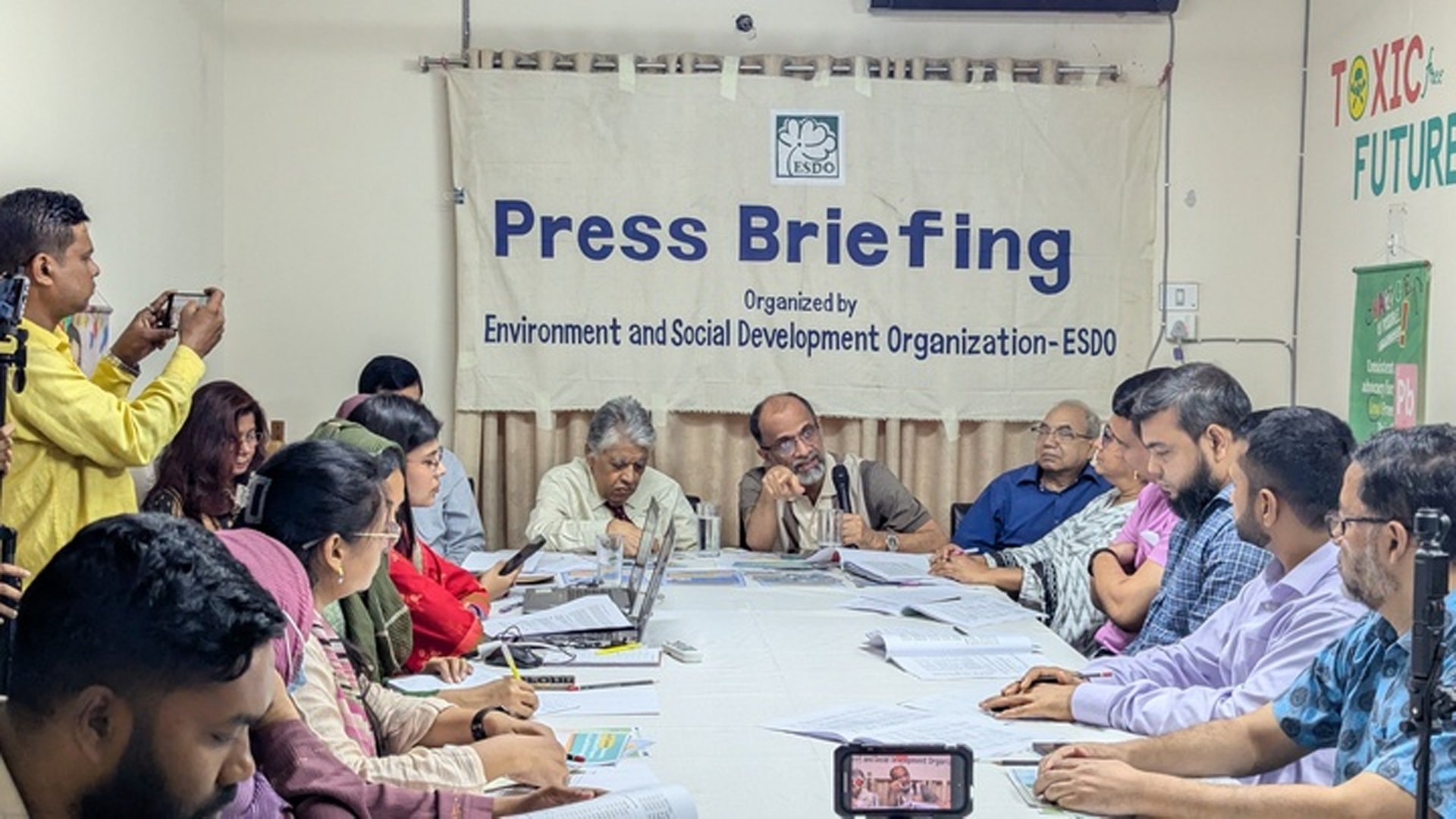 সাজসজ্জার রঙে ‘বিষ’, মারাত্মক স্বাস্থ্যঝুঁকি