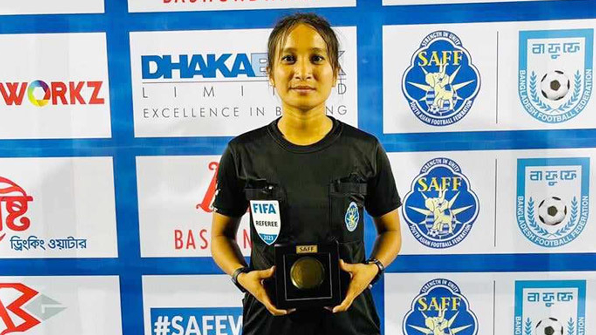 Stol ostida panties korinadi