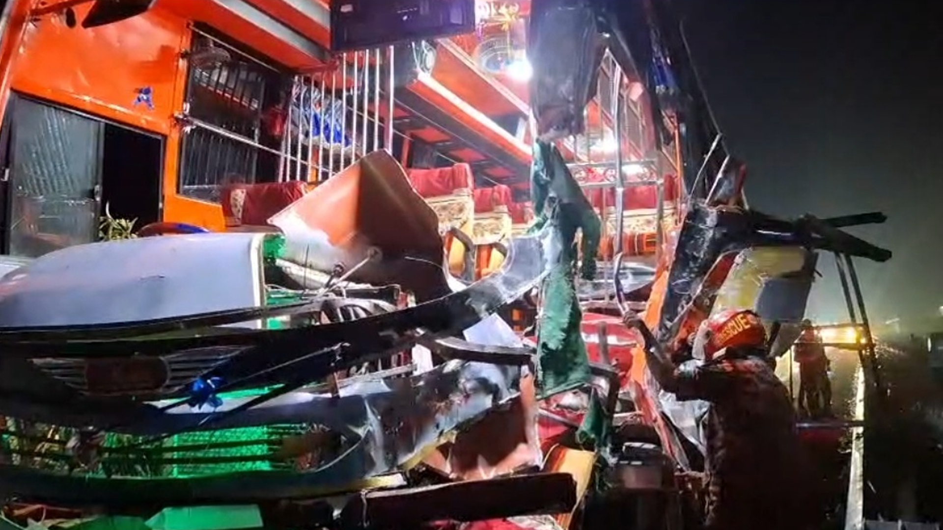 ঢাকা-মাওয়া এক্সপ্রেসওয়েতে কাভার্ড ভ্যানে বাসের ধাক্কায় নিহত ১, আহত ১২