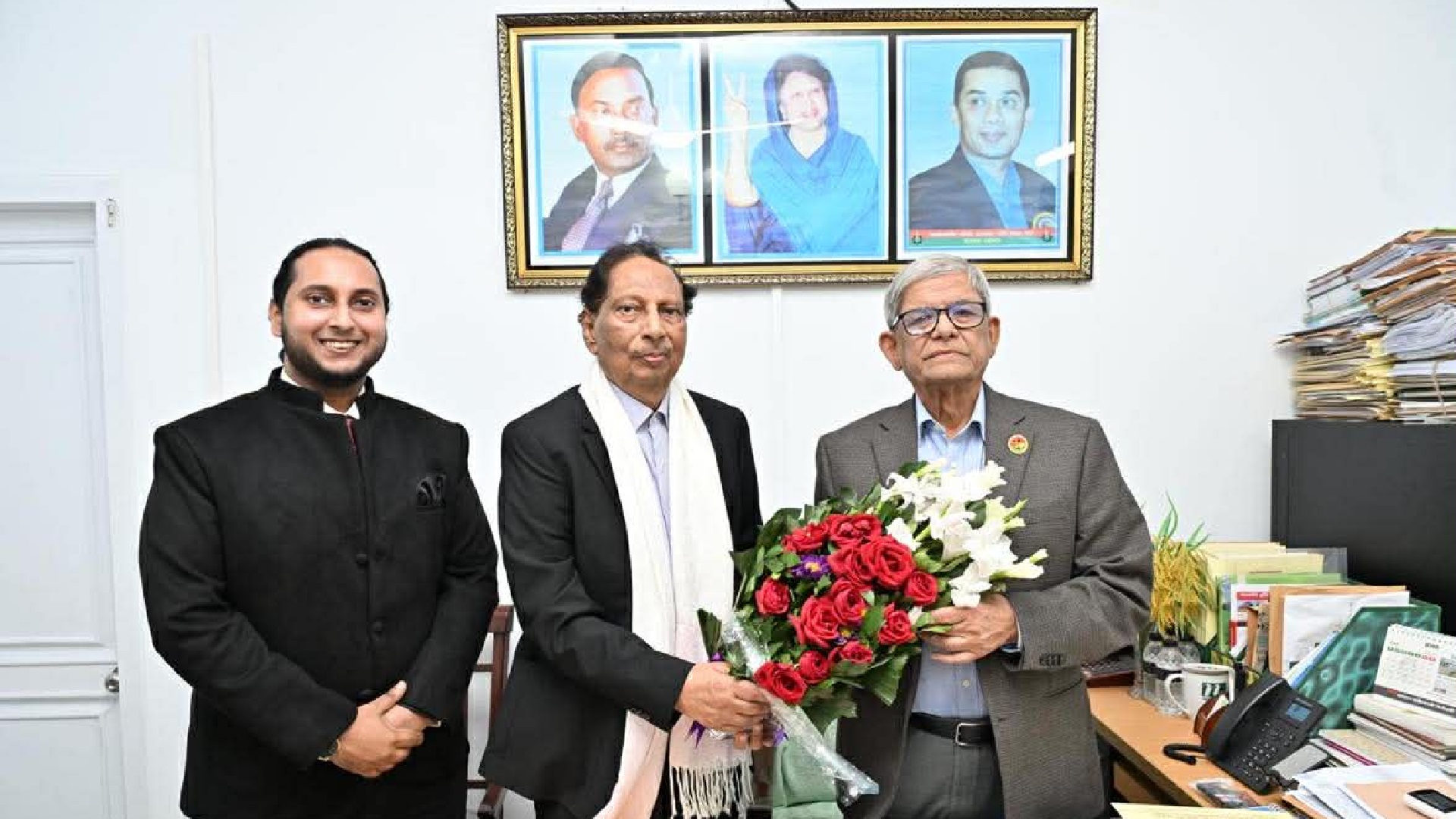 মির্জা ফখরুলের হাতে ফুল দিয়ে বিএনপিতে যোগ দিয়েছেন অধ্যাপক ড. আবু সাইয়িদ। ছবি প্রেস উইং