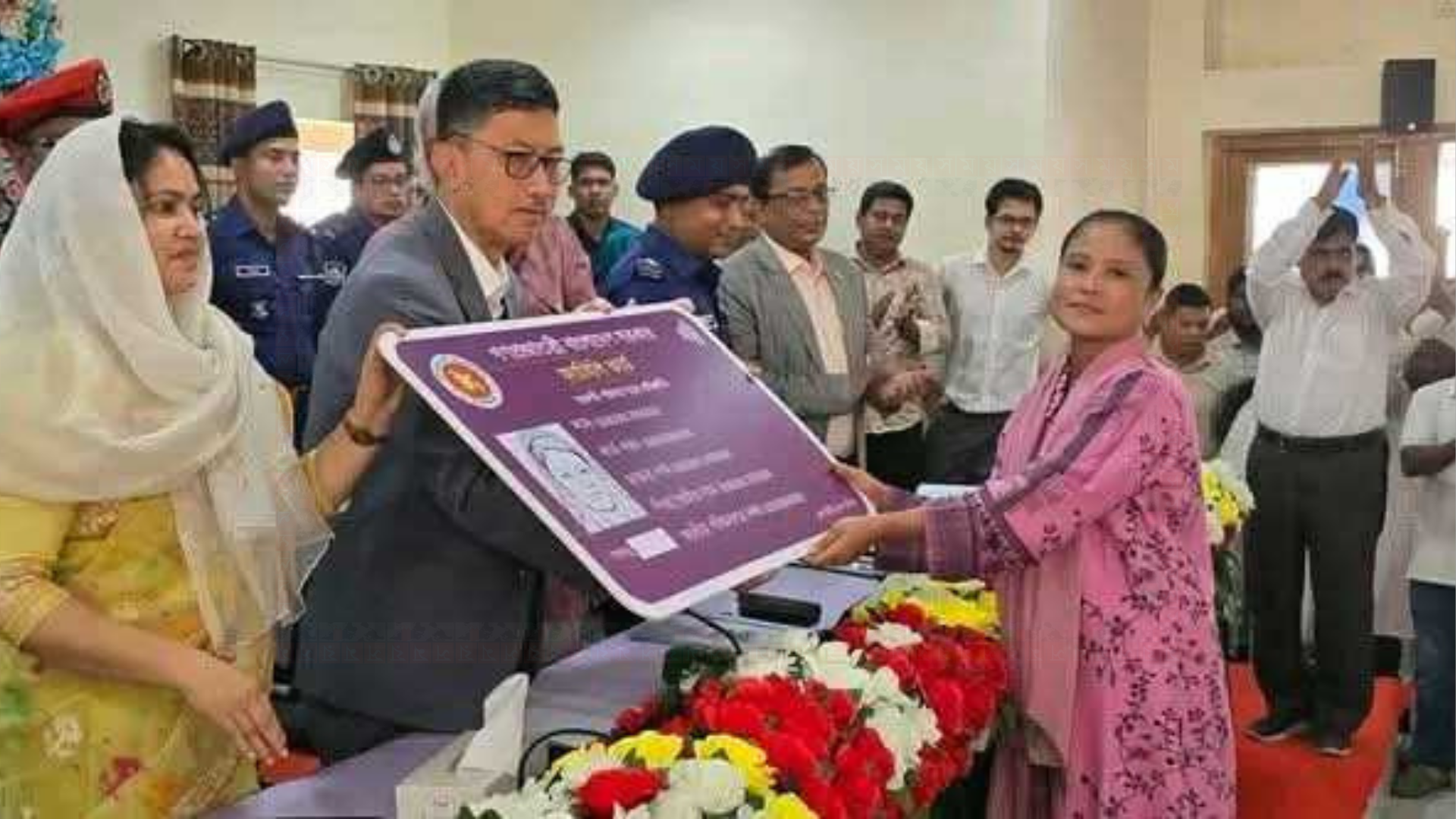 বান্দরবানে ১ হাজার ৯৭ পরিবারের মাঝে ফ্যামিলি কার্ড বিতরণ