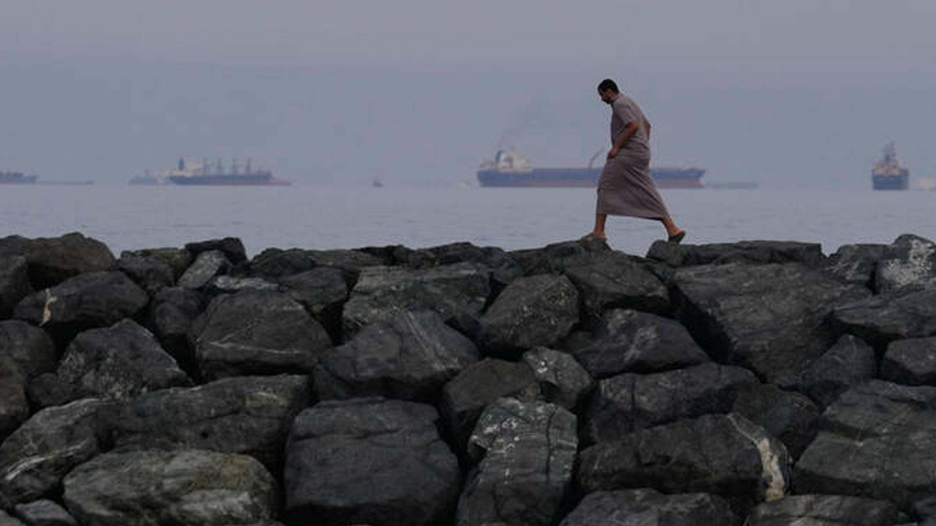 হরমুজ প্রণালিতে ইরানের অবরোধ, পারস্য উপসাগরে আটকা ২১৯০ জাহাজ