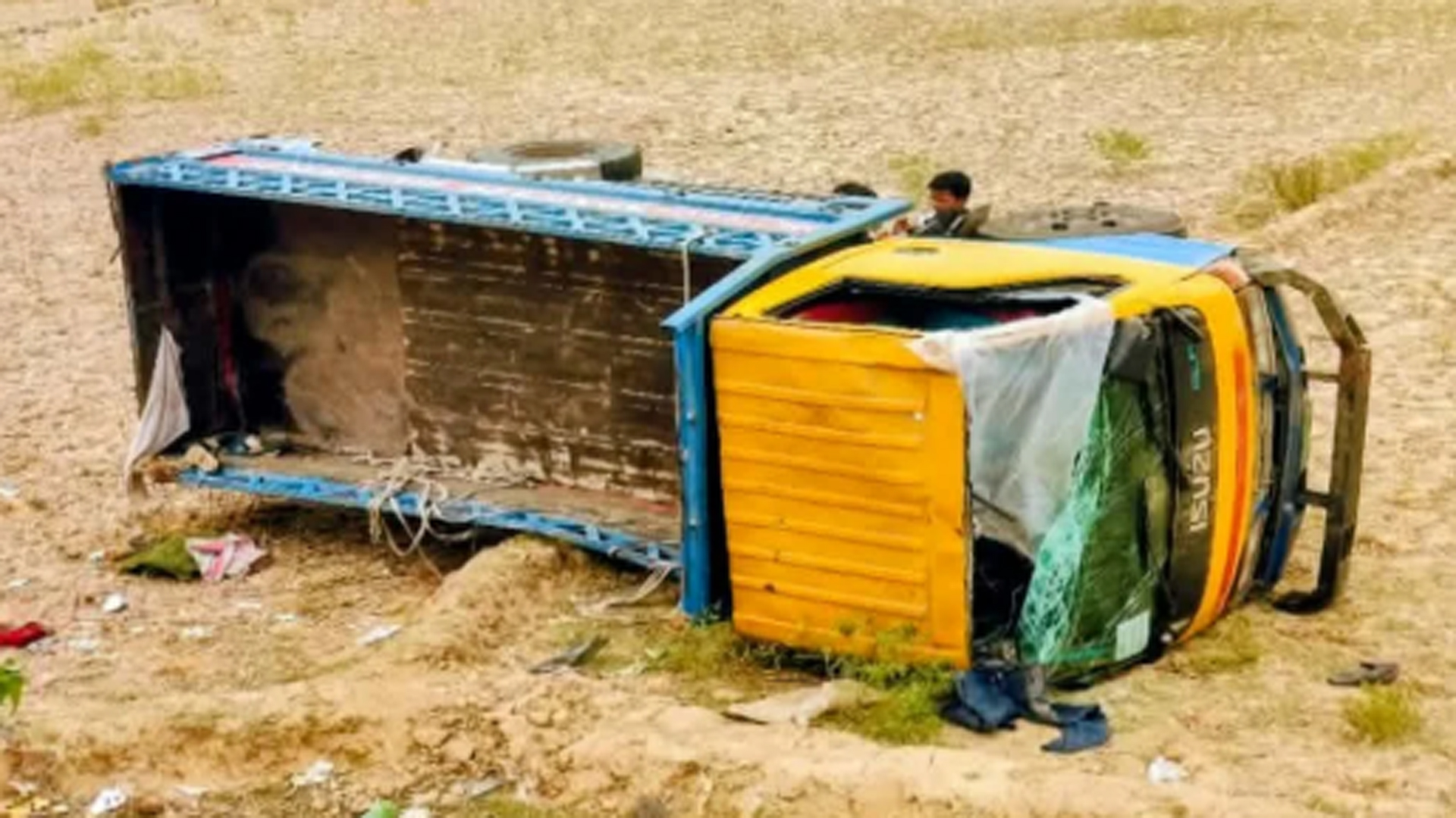 টেকনাফে নিয়ন্ত্রণ হারিয়ে ট্রাক খাদে, নিহত ১