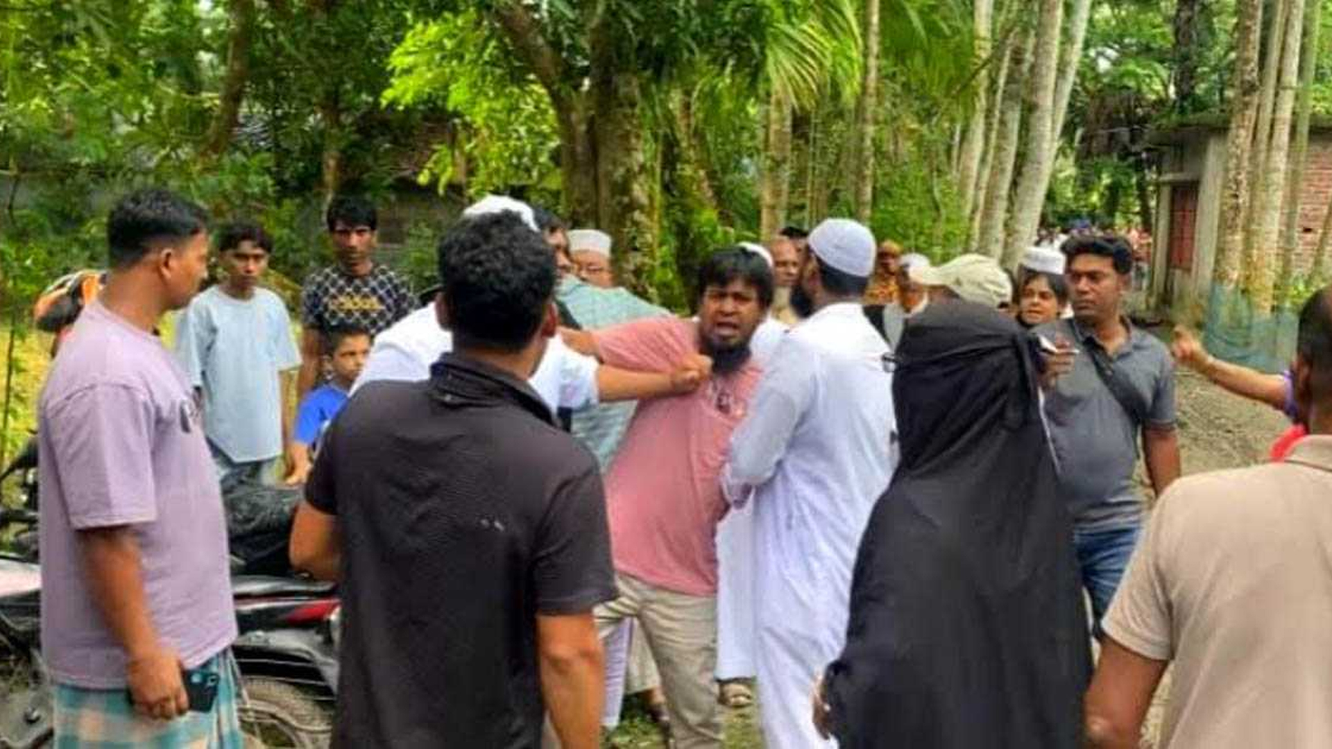 মায়ের লাশ আটকে রেখে সম্পত্তির ভাগবাটোয়ারা, দুই ছেলের হাতাহাতি