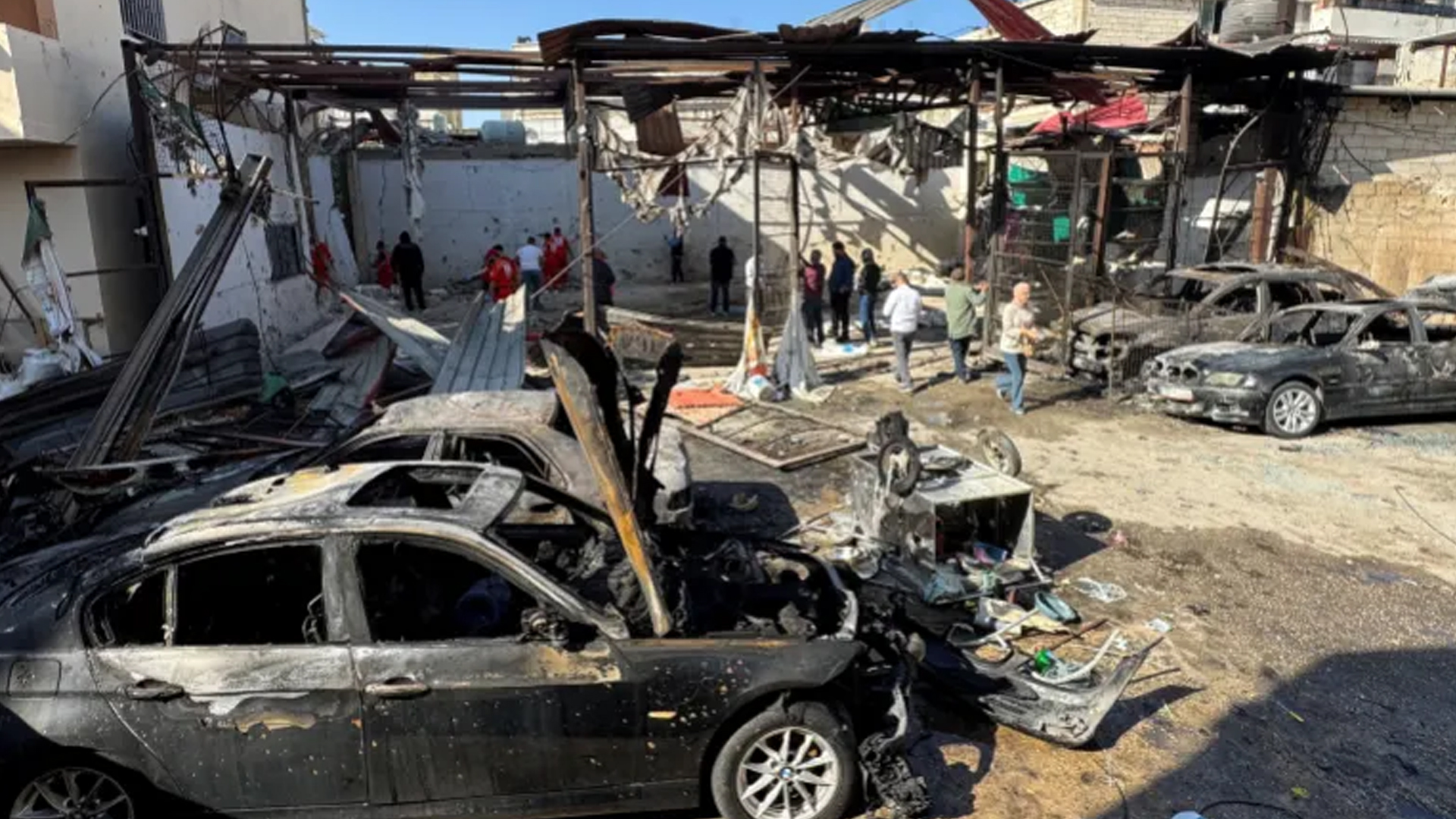 লেবাননে শরণার্থী শিবিরে ইসরাইলি বিমান হামলায় নিহত ১৩