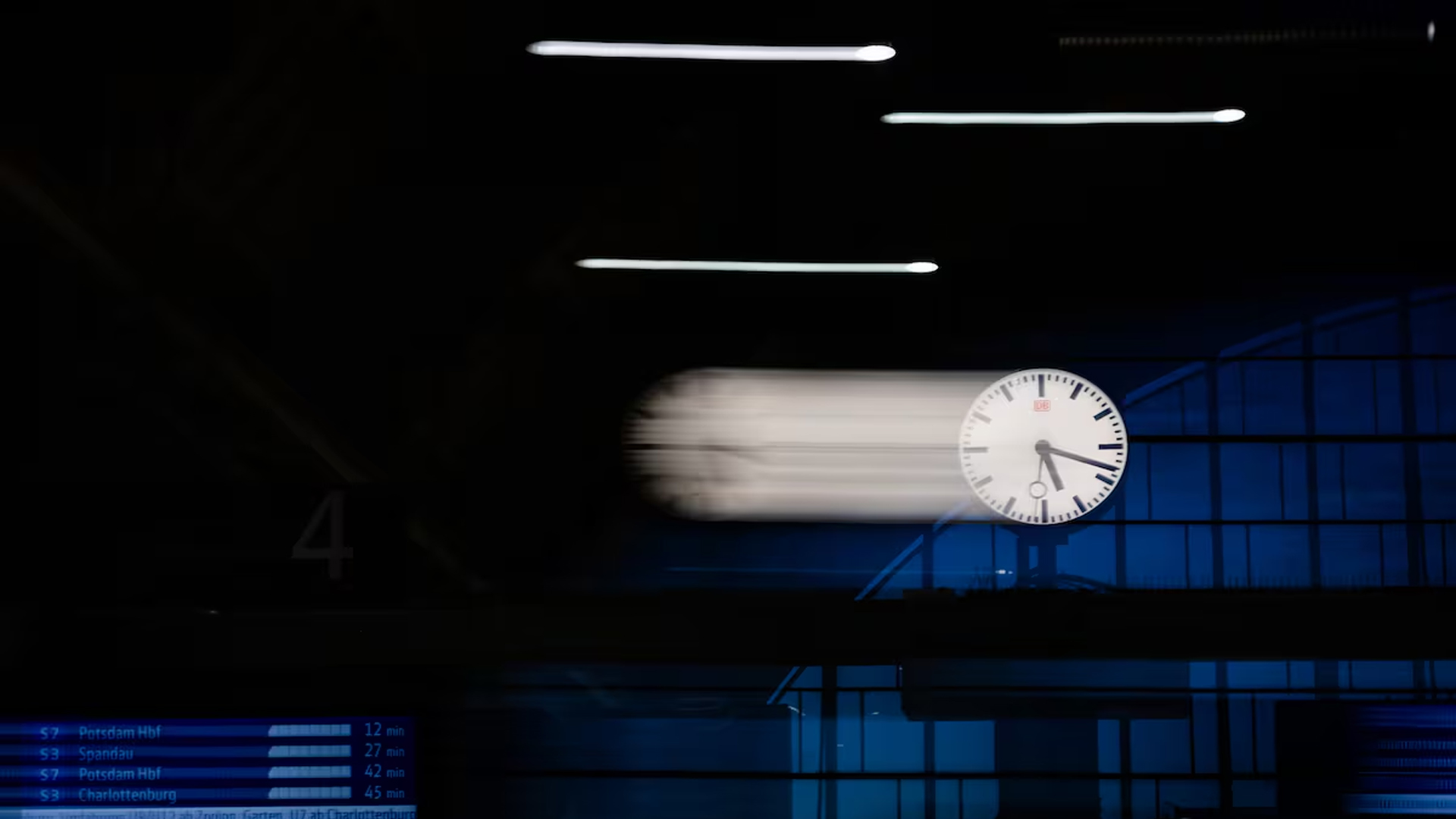 এক ঘণ্টা পেছাচ্ছে ইউরোপের ঘড়ির কাঁটা