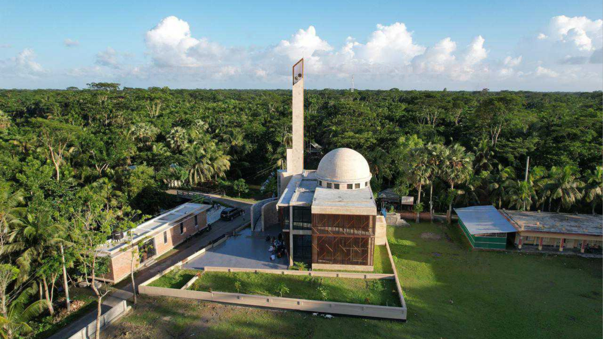 পদ্মনগরে সাদামাটা নকশার রাজসিক মসজিদটি মন কাড়ে সবার