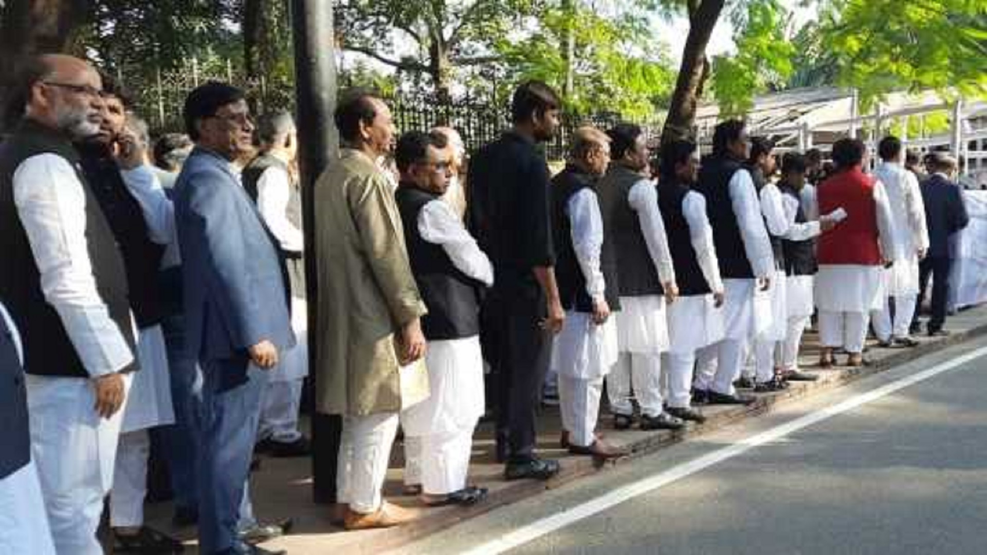 রোববার (২৬ নভেম্বর) সকাল থেকে বিপুল উৎসাহ উদ্দীপনার মধ্যে দিয়ে দীর্ঘ সিরিয়াল ধরে গণভবনের ভেতরে প্রবেশ করছেন মনোনয়নপ্রত্যাশীরা। ছবি: ভিডিও থেকে নেয়া