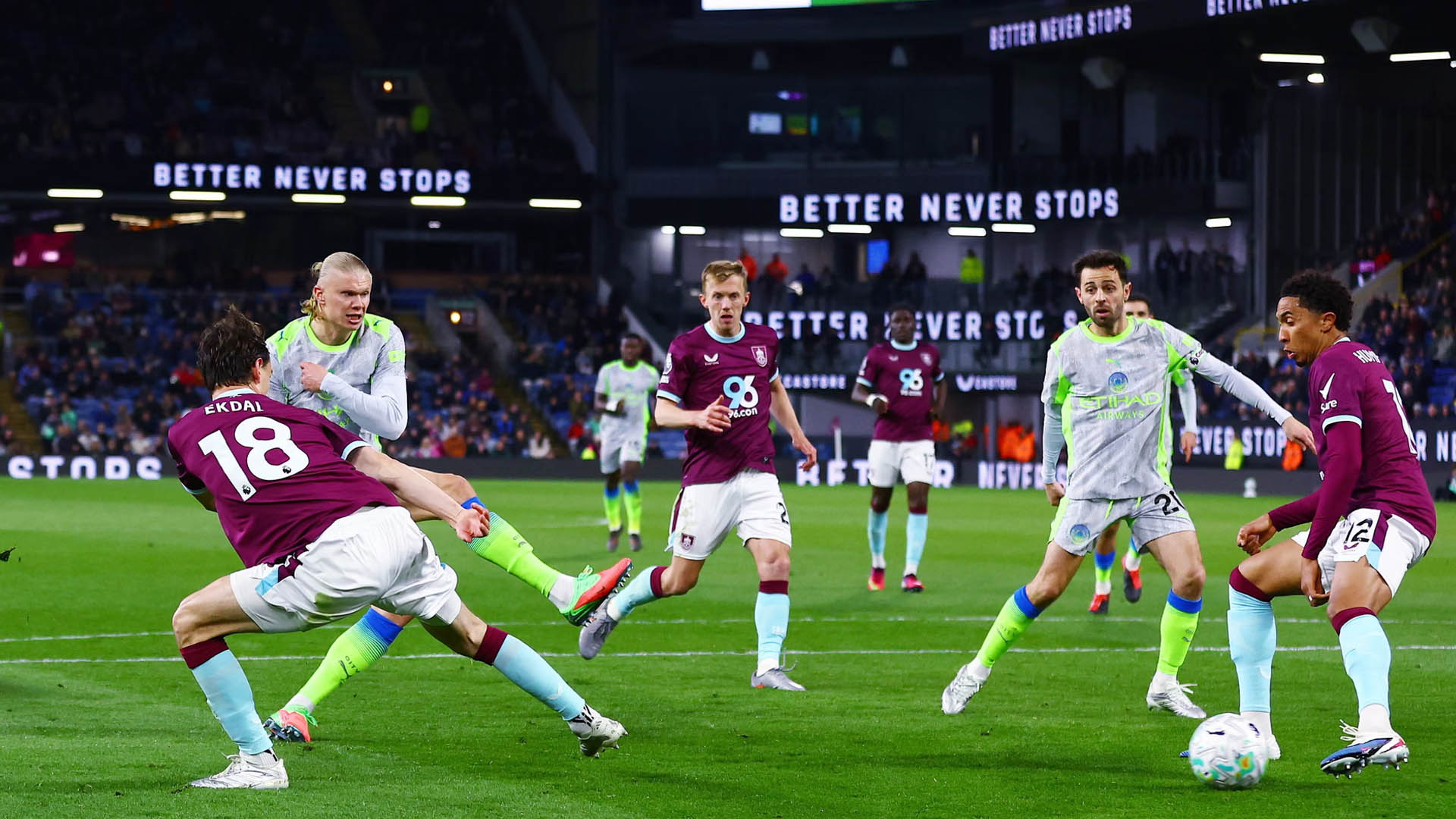 আর্সেনালকে টপকে শীর্ষে ম্যানসিটি, অবনমন নিশ্চিত বার্নলির