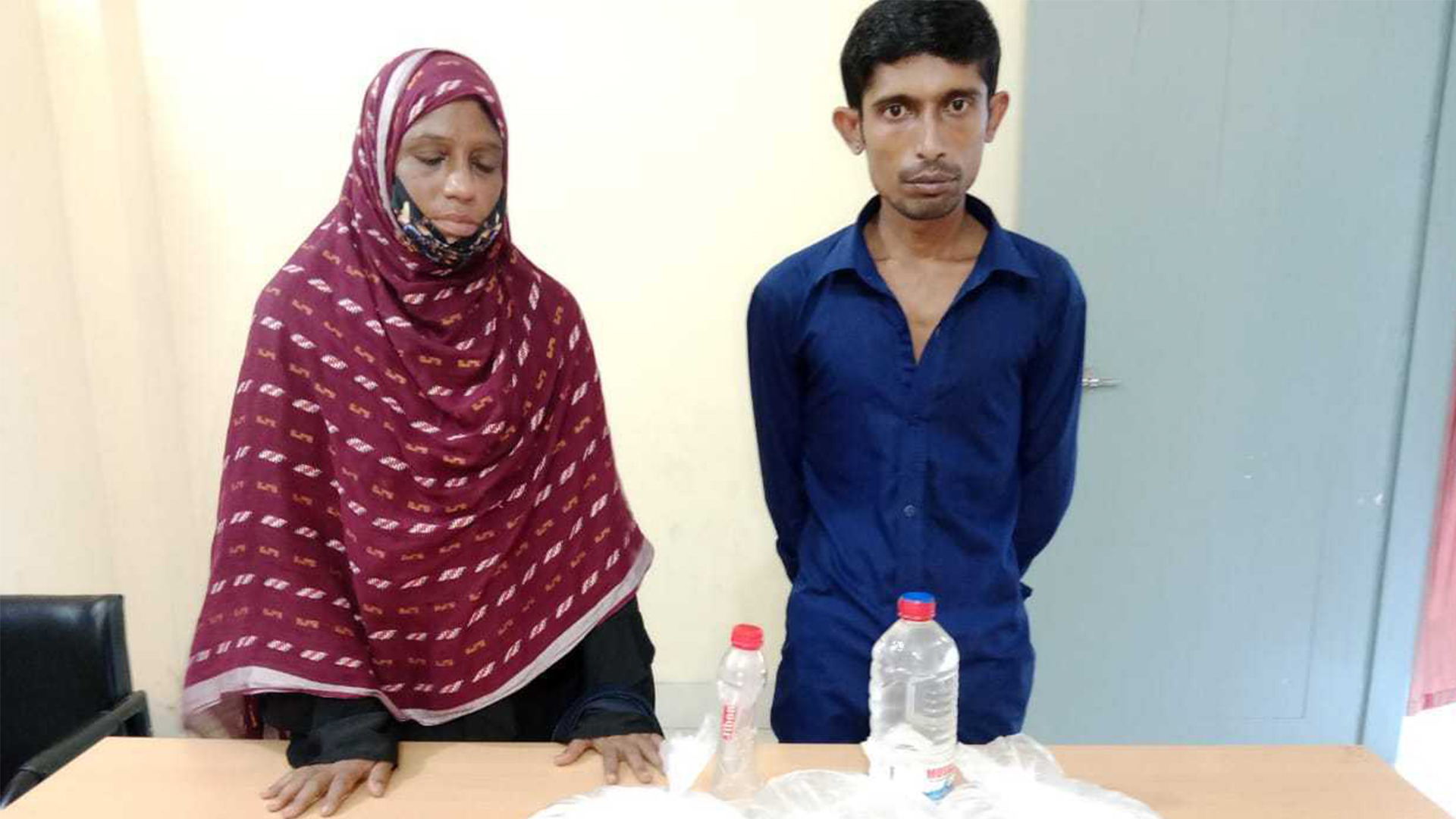 মদ চোরাচালানের সময় স্বামী-স্ত্রী আটক