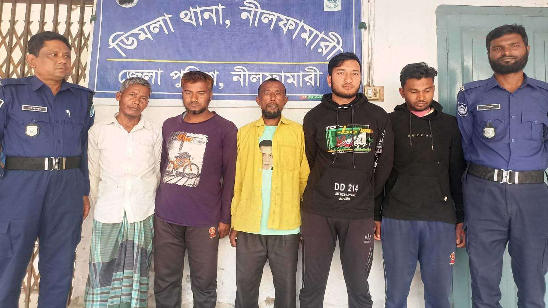 তিস্তায় অবৈধ পাথর উত্তোলনের অভিযোগে গ্রেফতার ৫