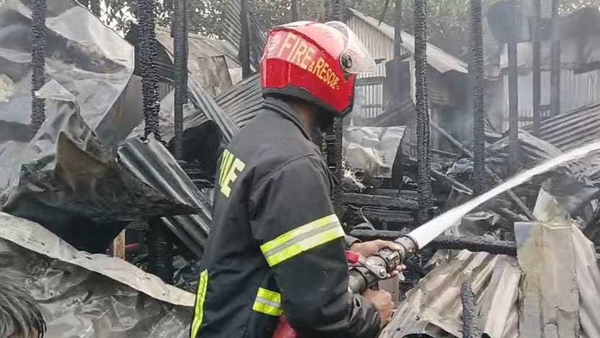 টঙ্গীবাড়িতে আগুনে পুড়ল ৬ বসতঘর