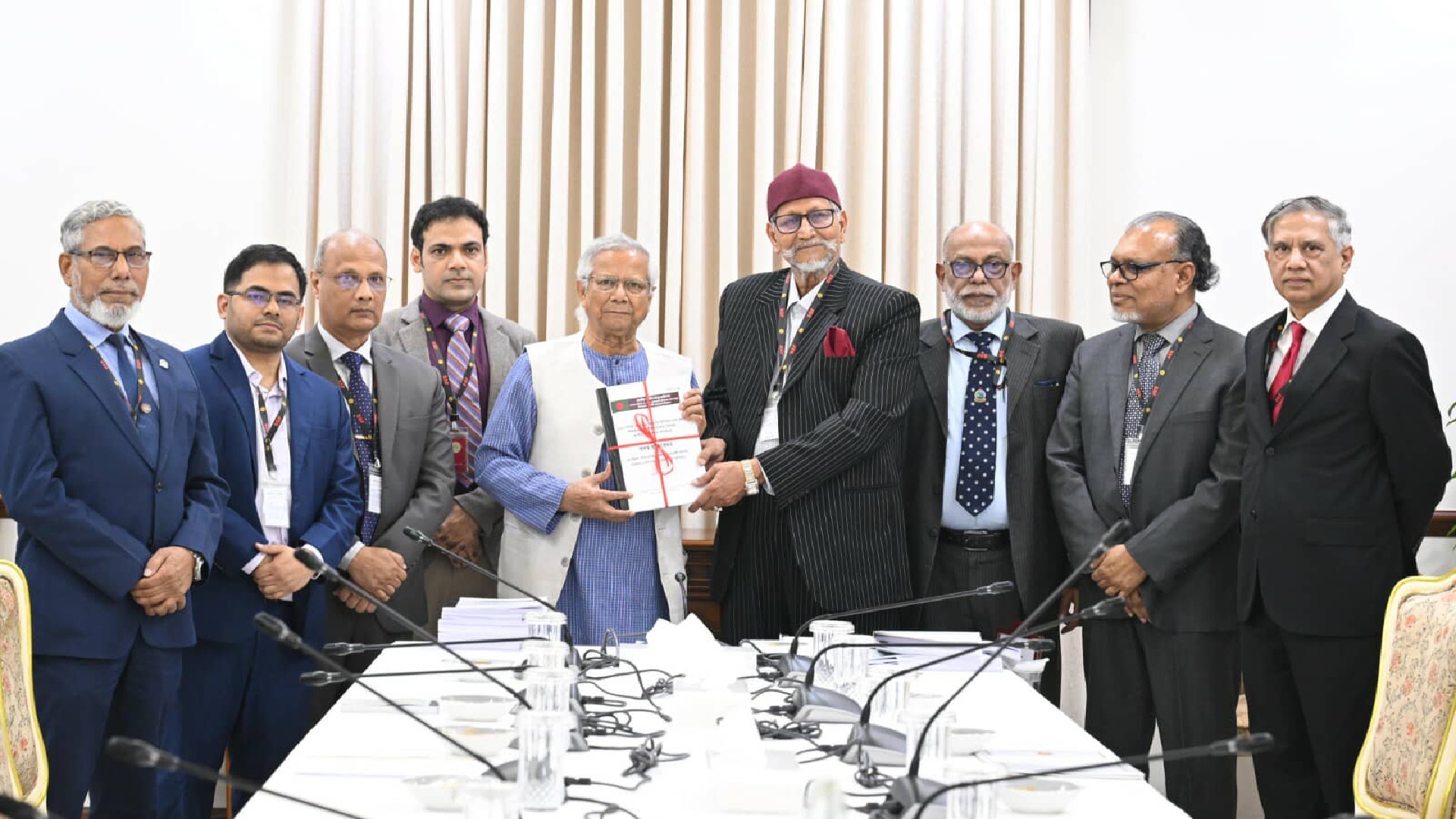 প্রধান উপদেষ্টার কাছে বিডিআর হত্যাকাণ্ডে গঠিত তদন্ত কমিটি প্রতিবেদন তুলে দিয়েছে। ছবি প্রেস উইং